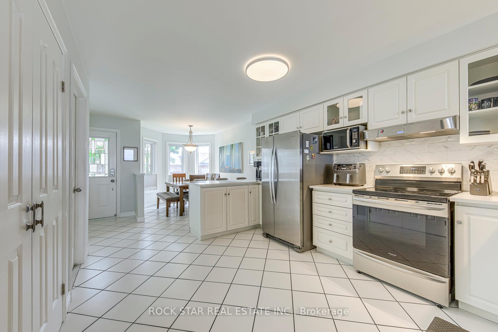 2 Bedrooms Condo at 515 North Service, Hamilton For sale