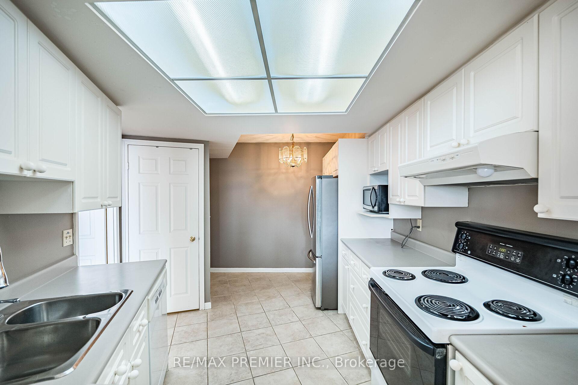 3 Bedrooms Condo at 40 Richview, Toronto For sale
