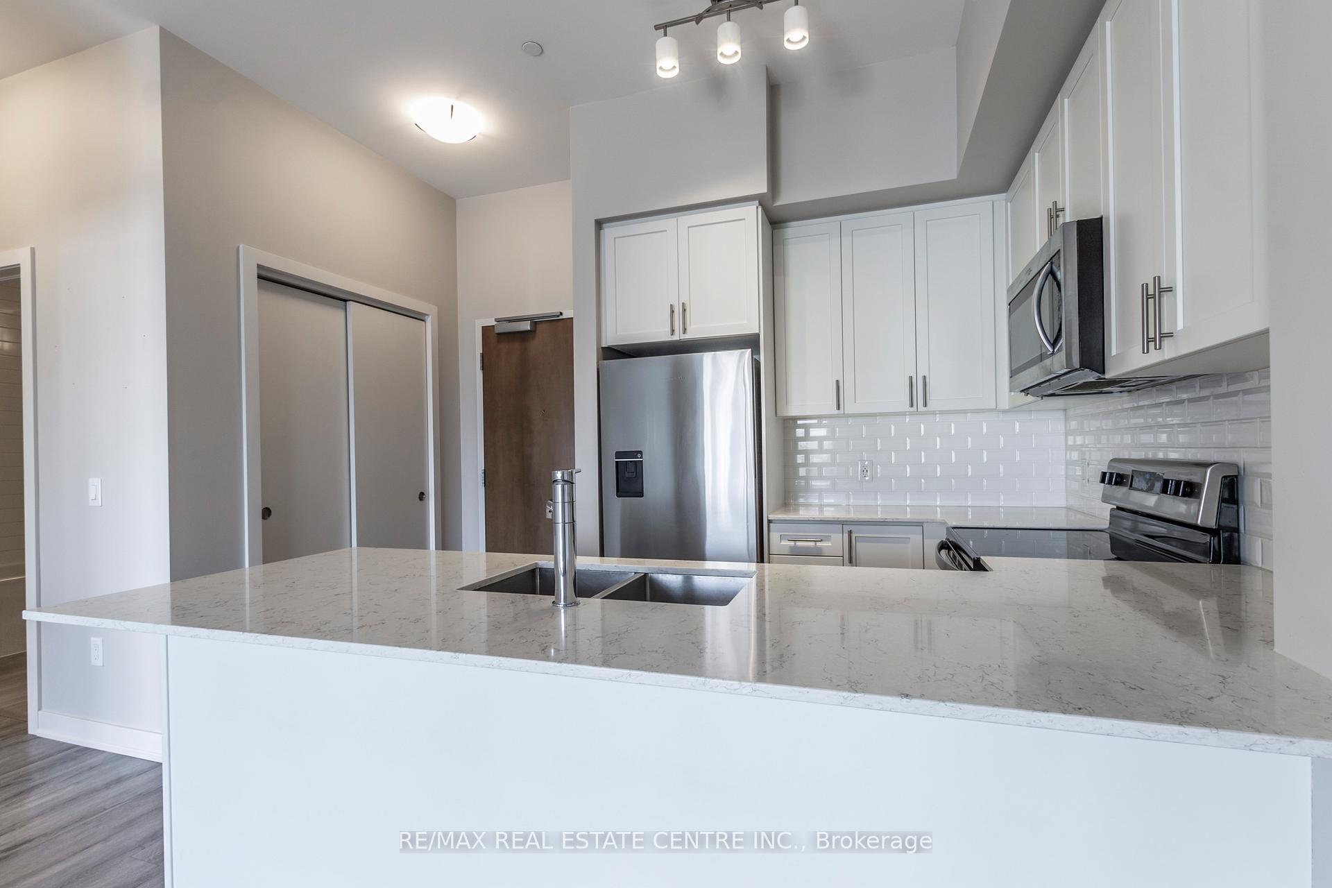 2 Bedrooms Condo at 340 Plains, Burlington For sale