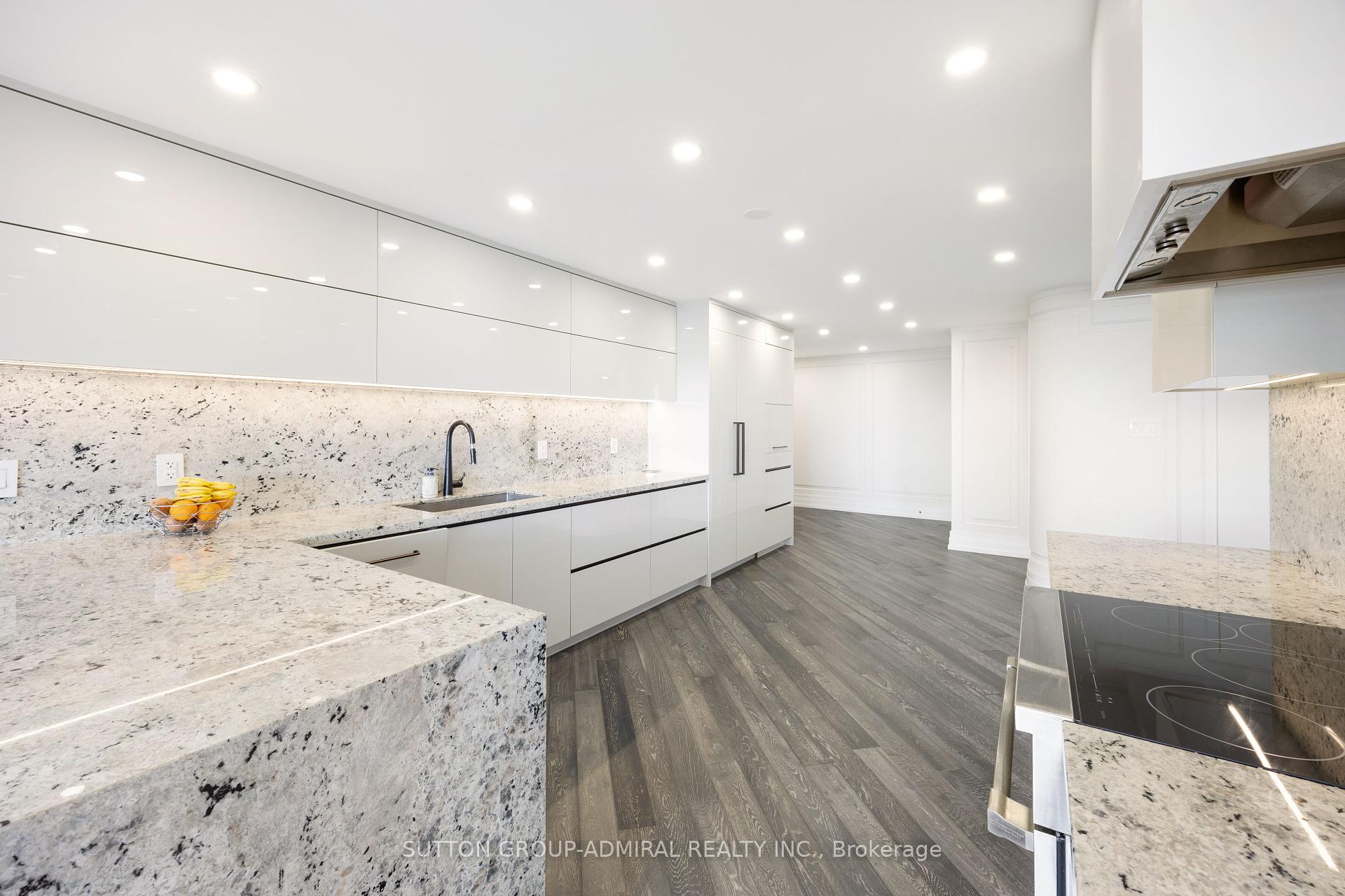 2 Bedrooms Condo at 131 Beecroft, Toronto For sale