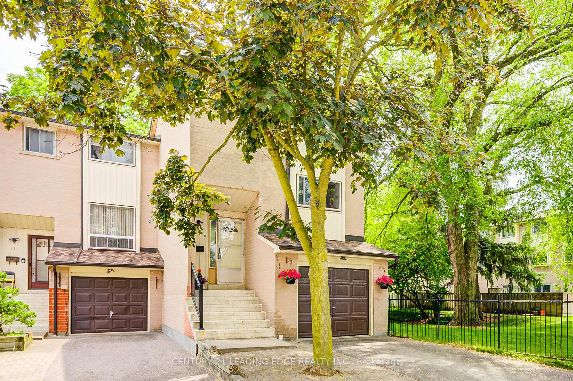 5 Bedrooms Condo at 25 Collinsgrove, Toronto For sale