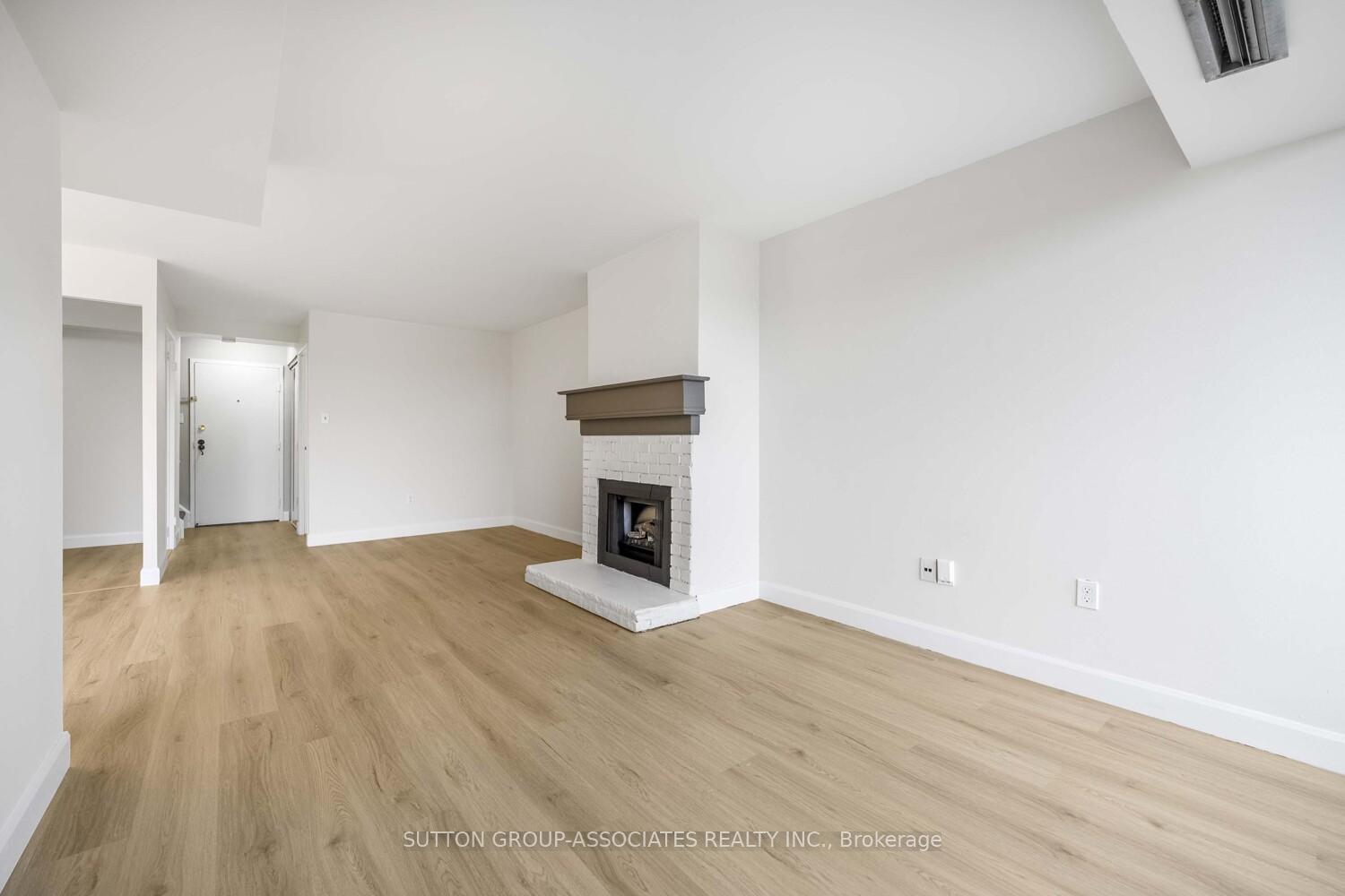 3 Bedrooms Condo at 1300 Marlborough, Oakville For sale