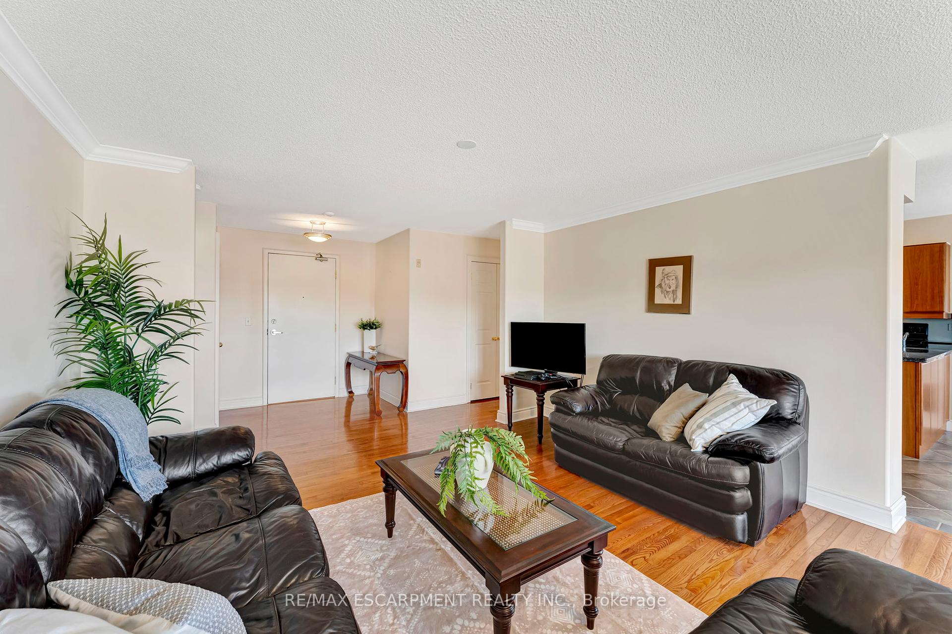2 Bedrooms Condo at 1770 Main,  Hamilton For sale