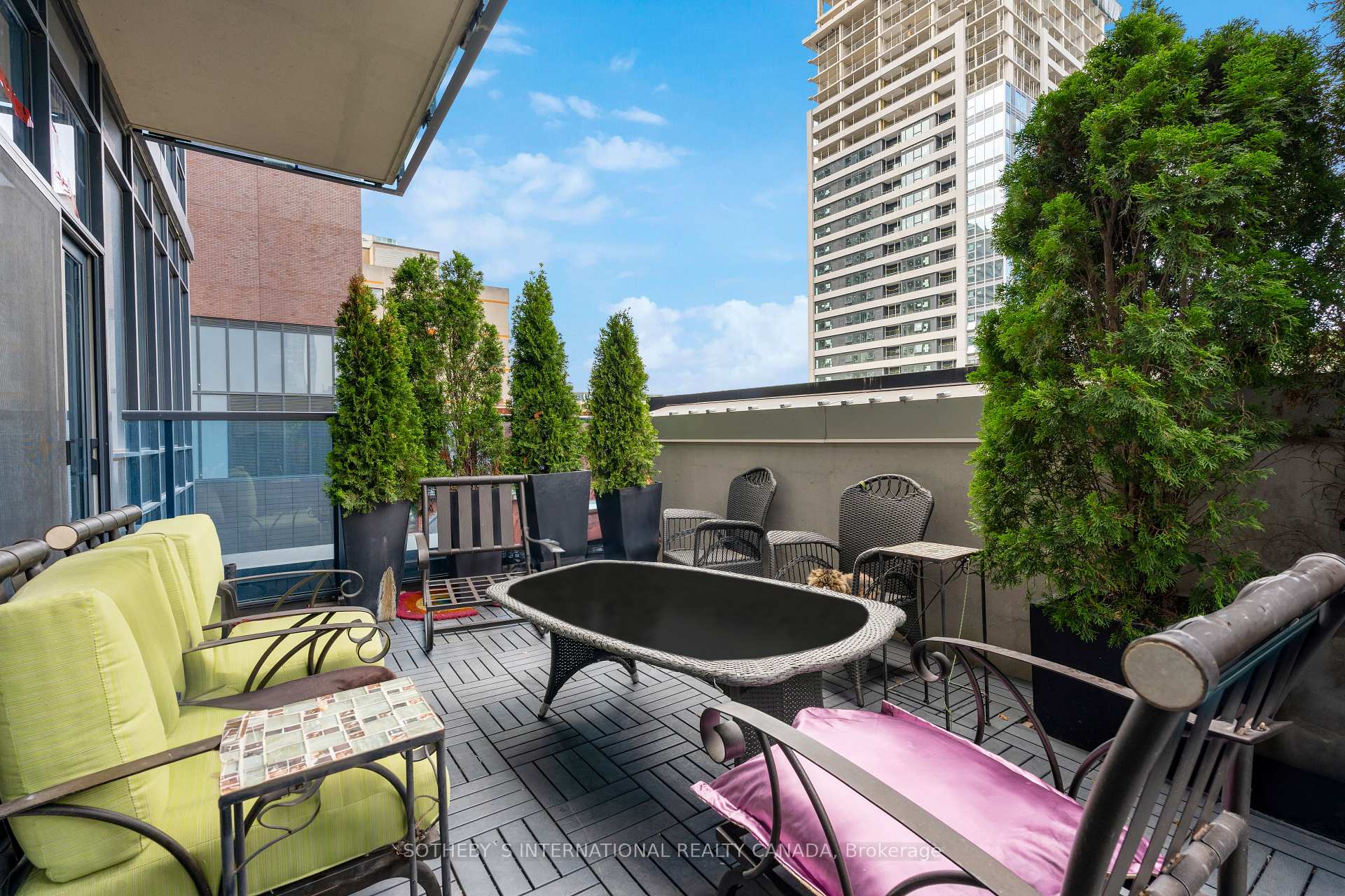 2 Bedrooms Condo at 28 Linden,  Toronto For sale