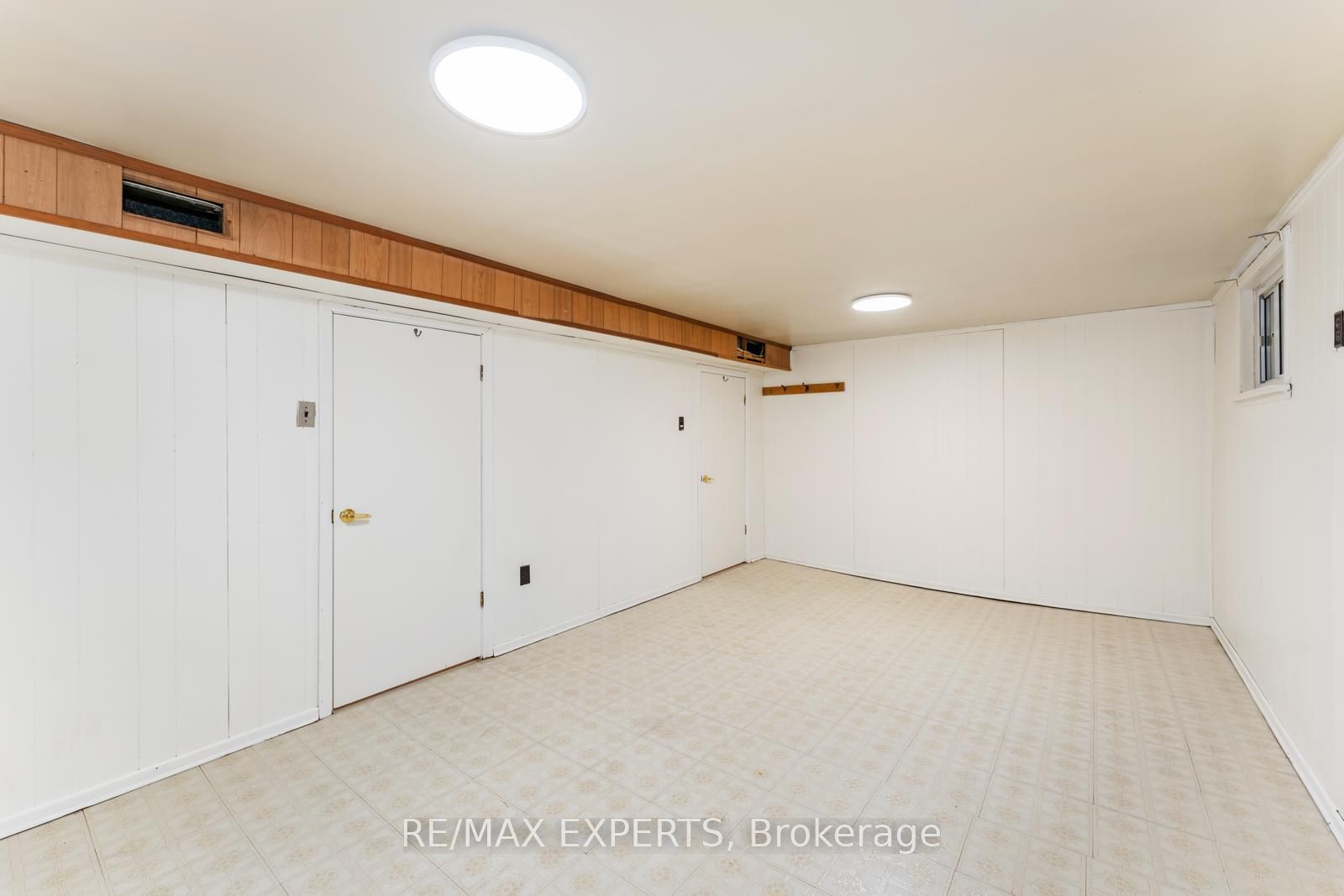 #Lower - 10 Fleetwood Avenue, Toronto, ON M6L 2Z1