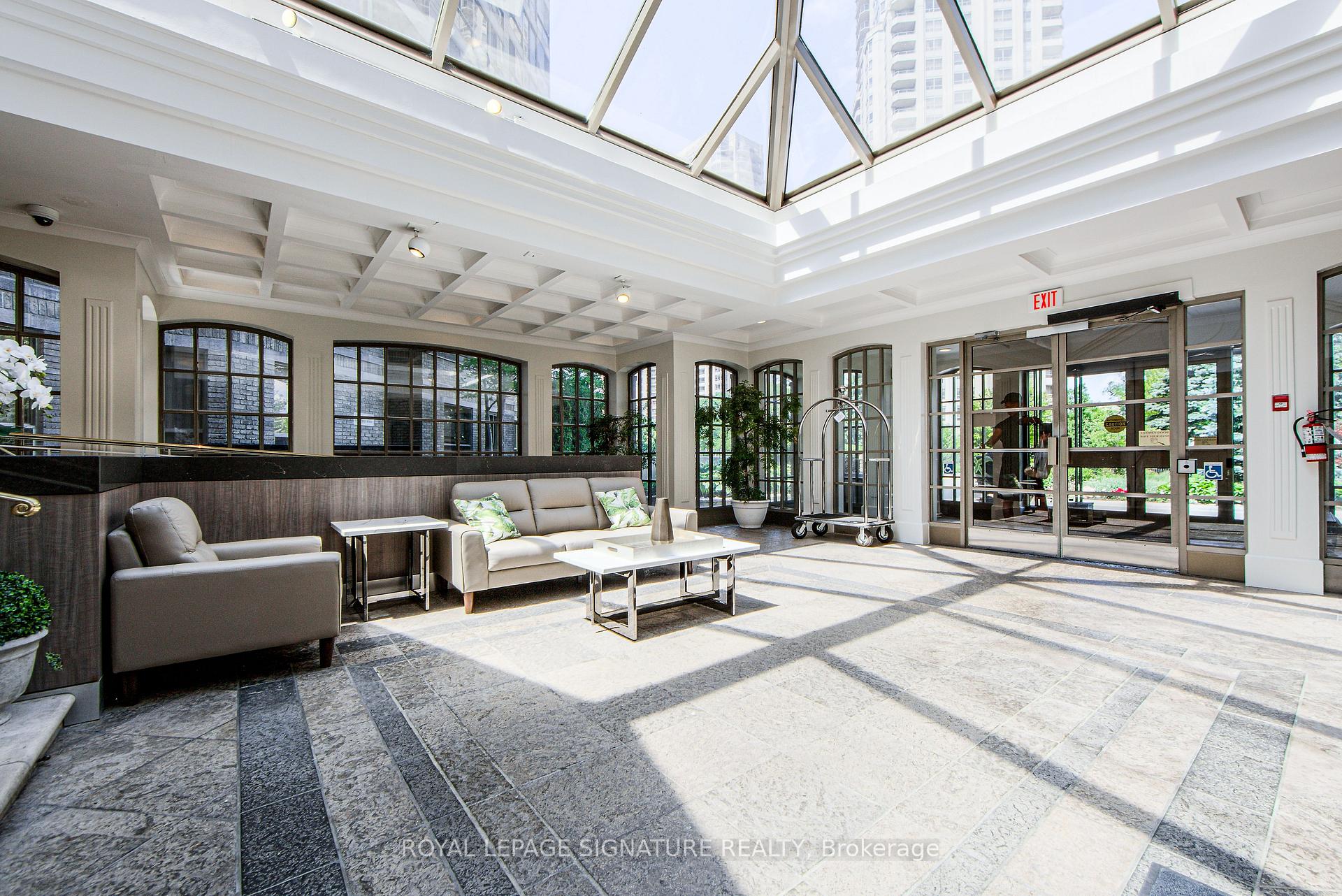 3 Bedrooms Condo at 55 Kingsbridge Garden, Mississauga For sale