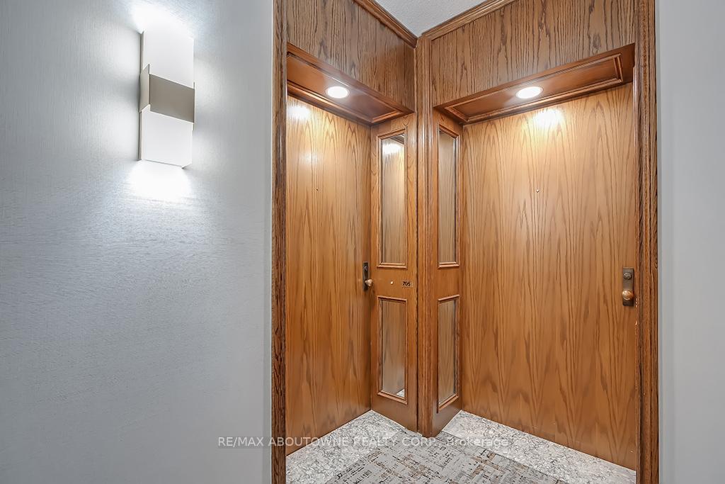 2 Bedrooms Condo at 1903 Pilgrims, Oakville For sale