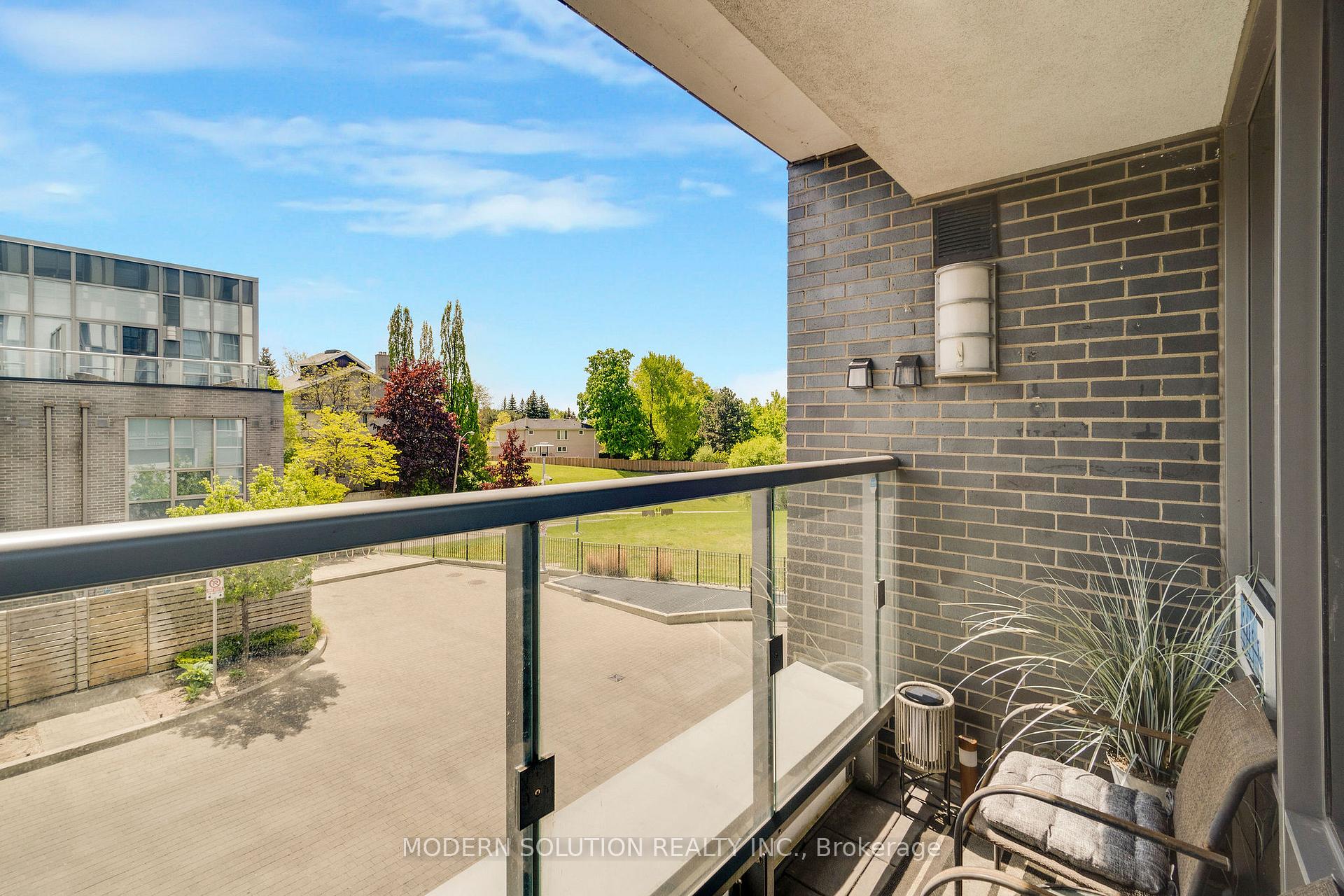 2 Bedrooms Condo at 18 Graydon Hall, Toronto For sale