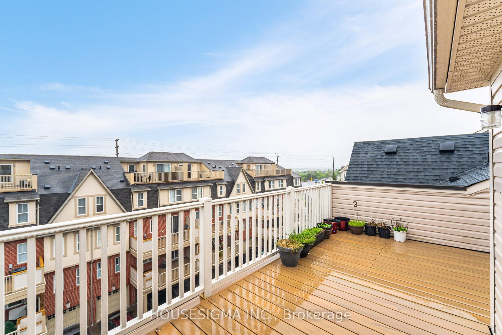 3 Bedrooms Condo at 760 Neighbourhood, Mississauga For sale