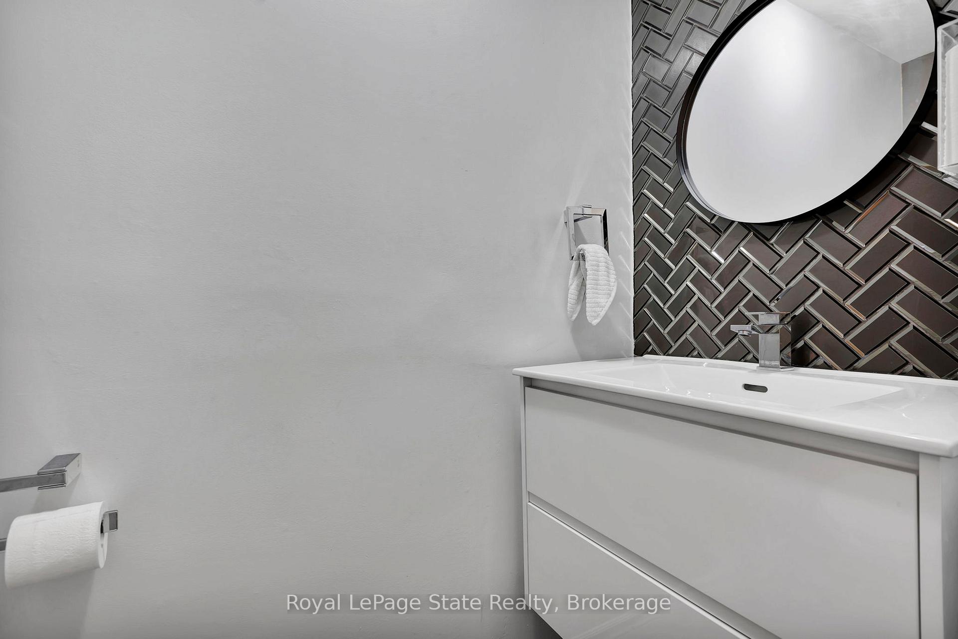 3 Bedrooms Condo at 11 Harrisford, Hamilton For sale