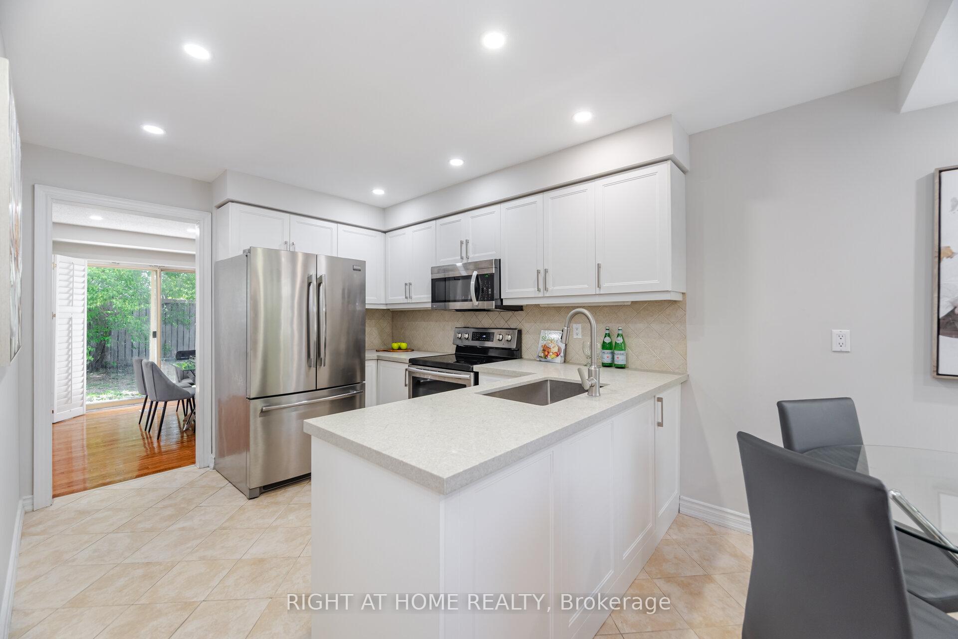 3 Bedrooms Condo at 3600 Colonial, Mississauga For sale