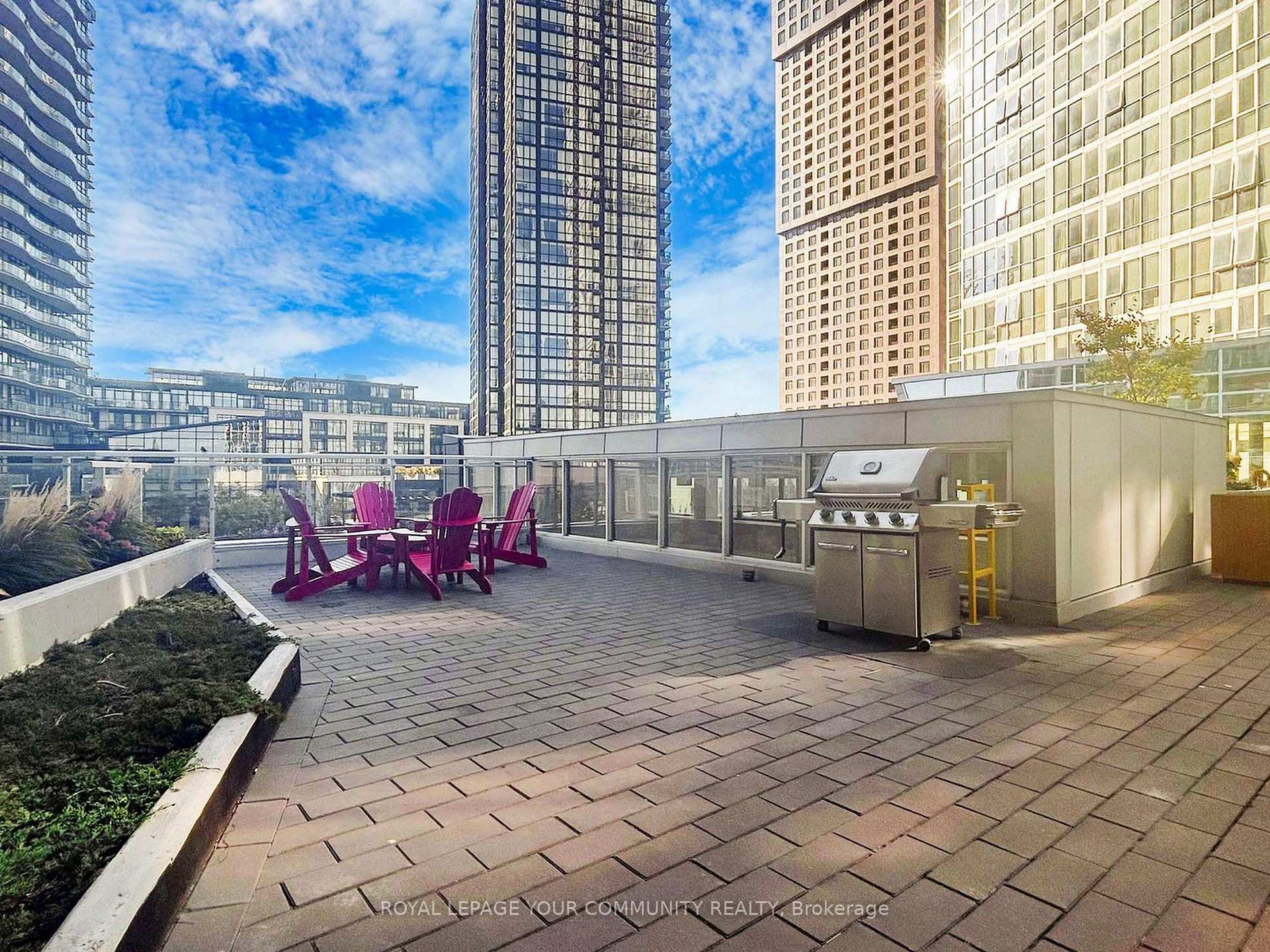 2 Bedrooms Condo at 2908 Highway 7, Vaughan For sale