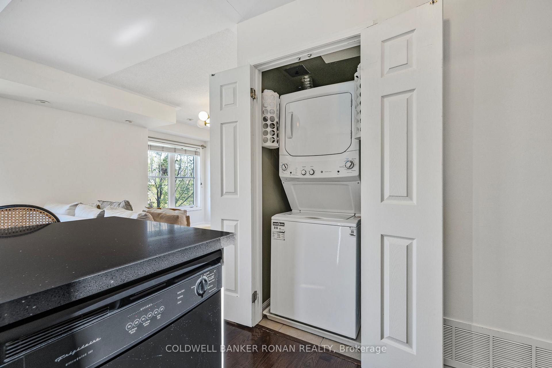3 Bedrooms Condo at 600 Shoreline, Mississauga For sale