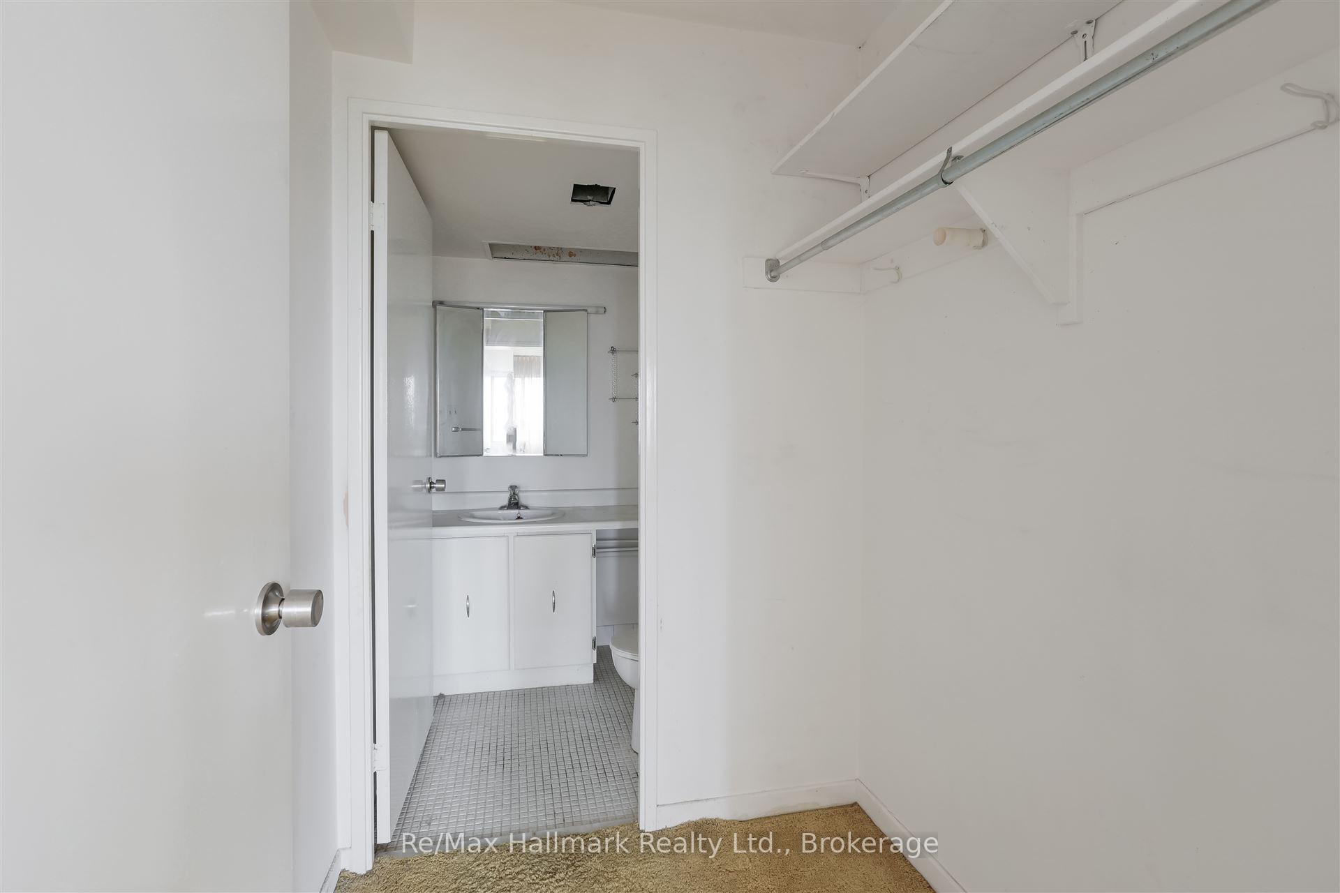 2 Bedrooms Condo at 1580 Mississauga Valley,  Mississauga For sale