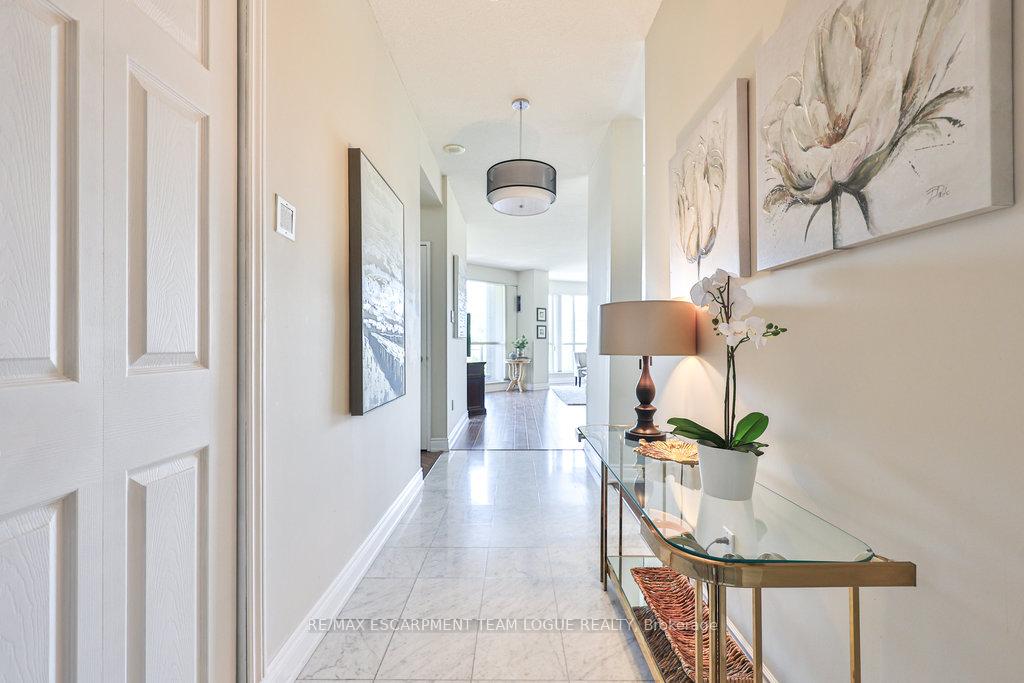 2 Bedrooms Condo at 2511 Lakeshore, Oakville For sale