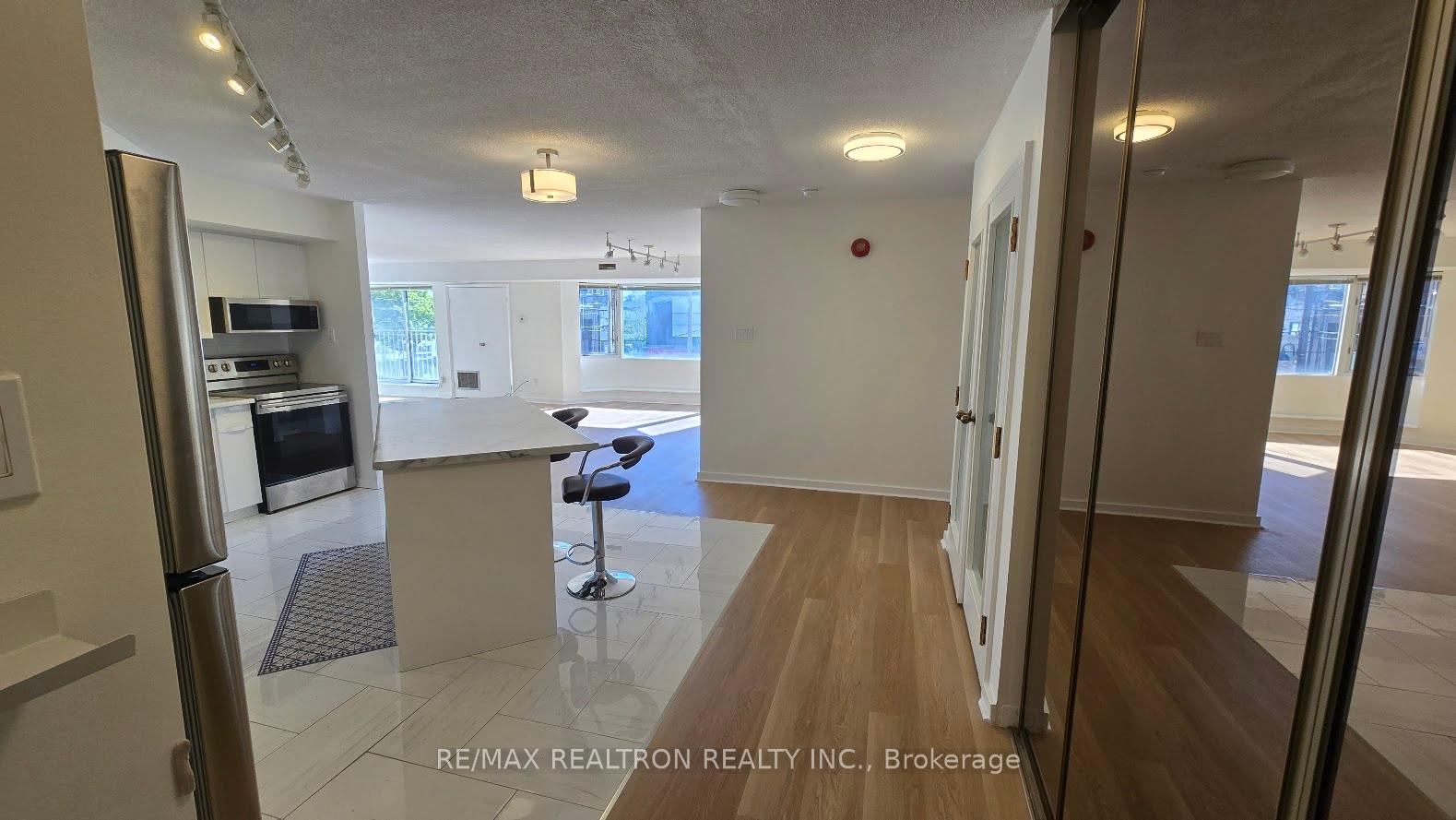 2 Bedrooms Condo at 70 Elmsthorpe, Toronto For sale