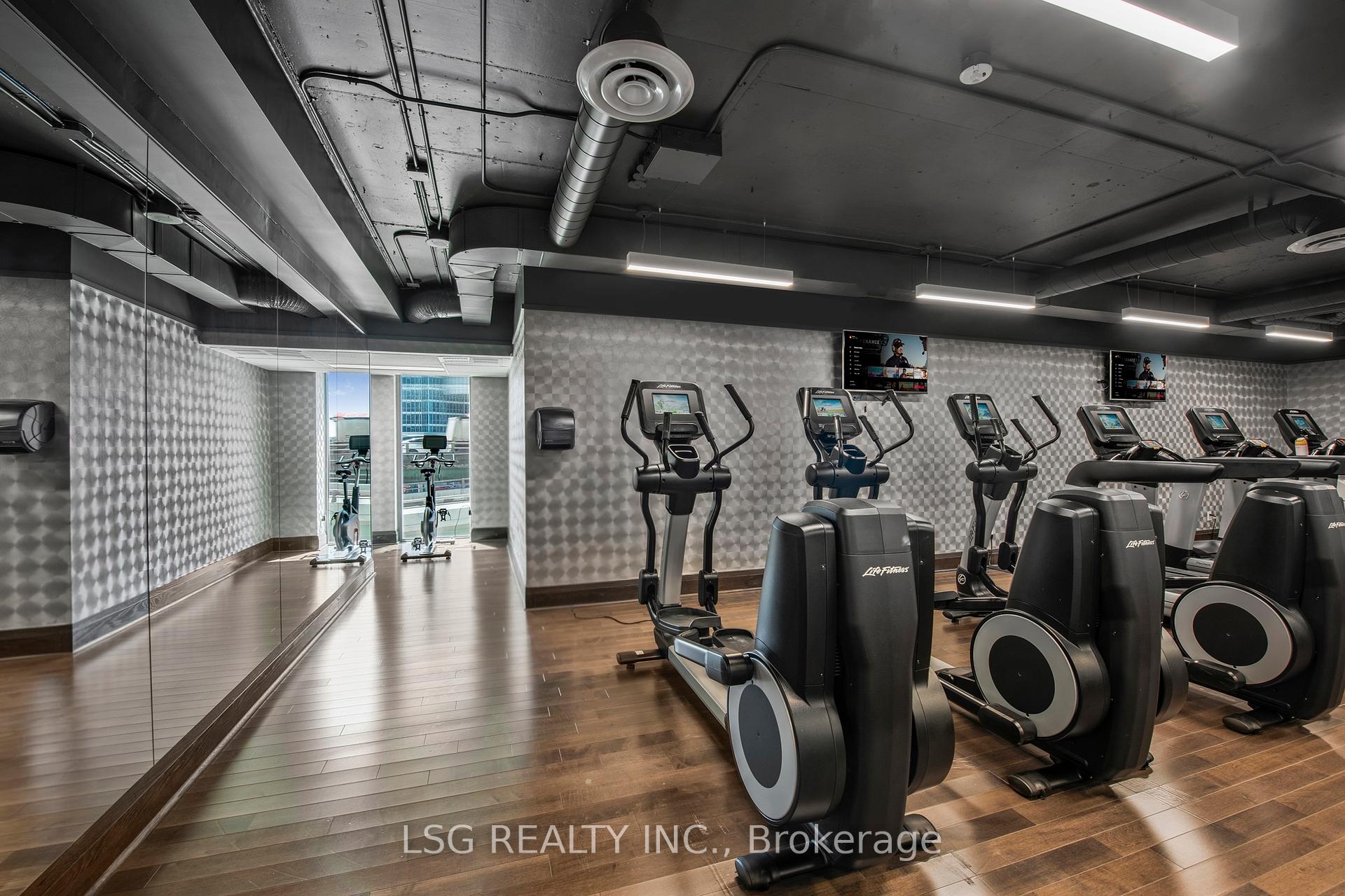 2 Bedrooms Condo at 19 Grand Trunk, Toronto For sale