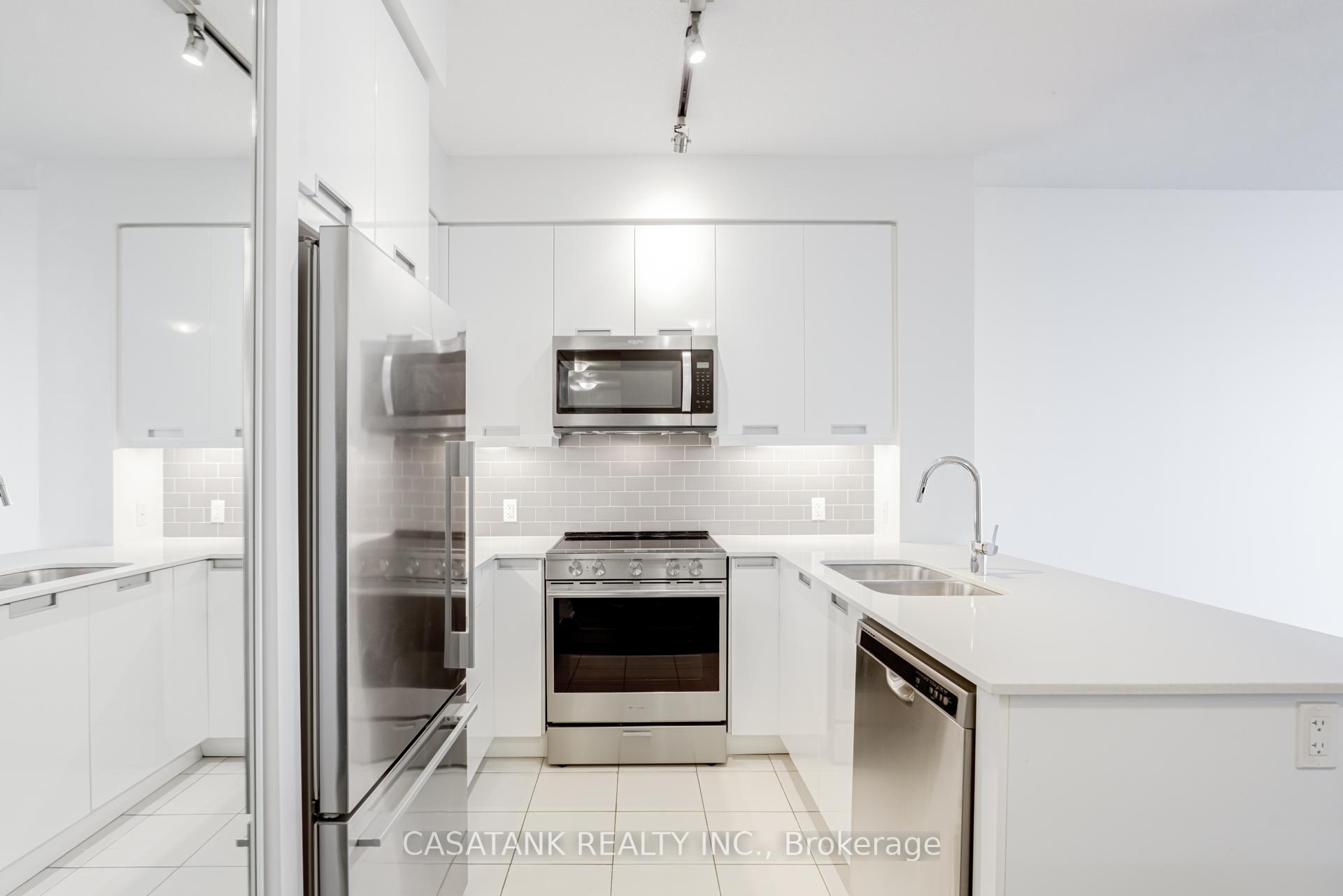 2 Bedrooms Condo at 35 Watergarden, Mississauga For sale