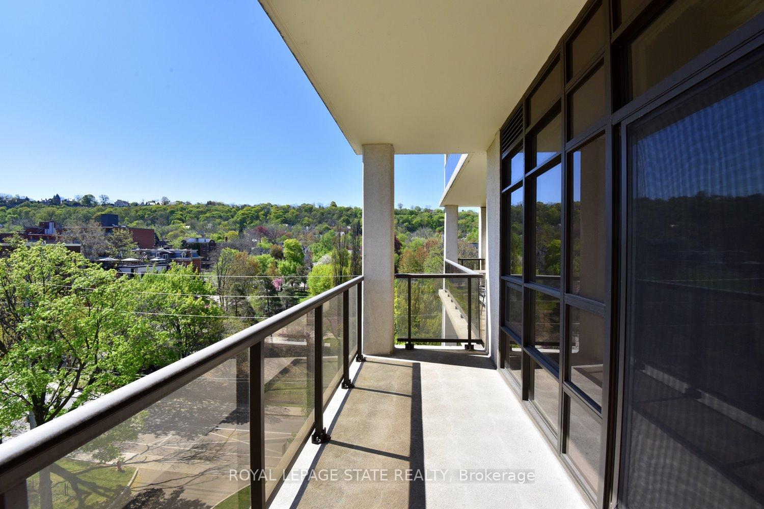 2 Bedrooms Condo at 90 Charlton, Hamilton For sale