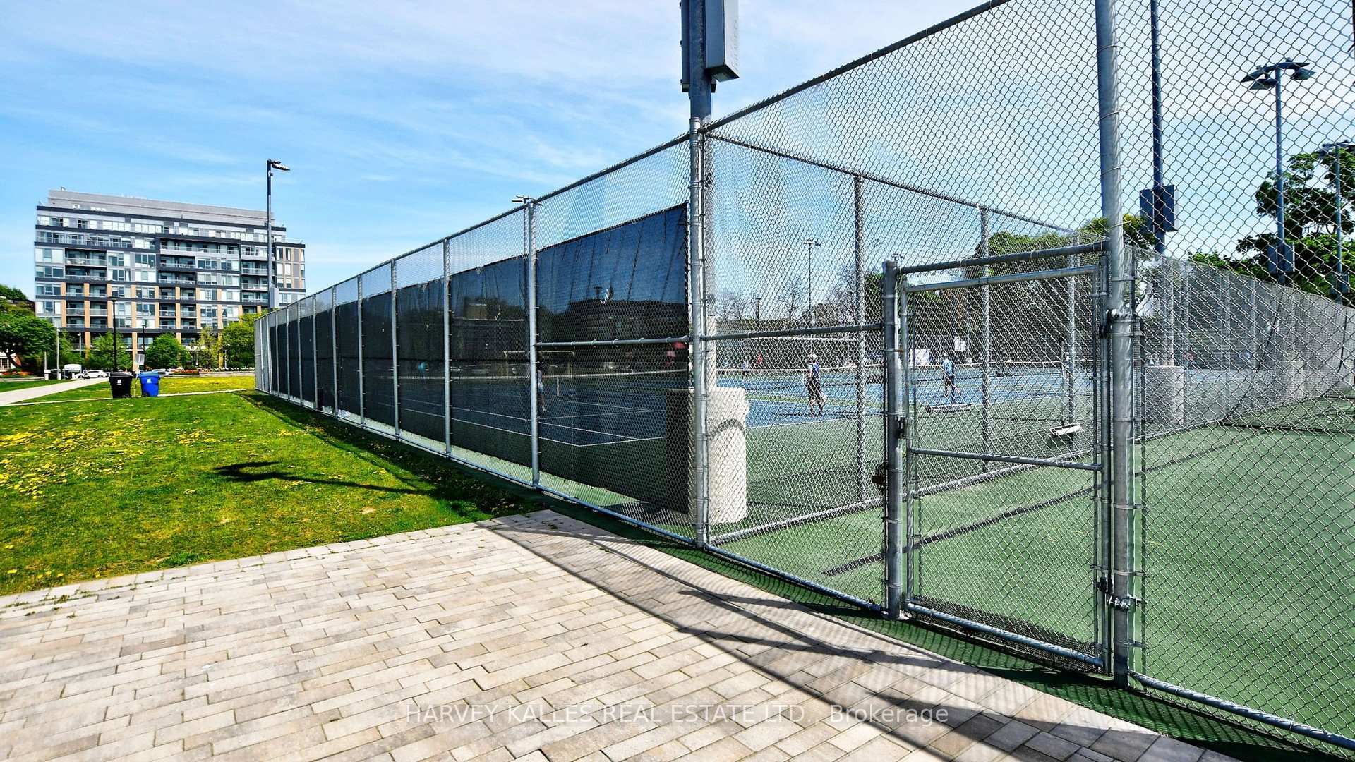 2 Bedrooms Condo at 6 Parkwood, Toronto For sale
