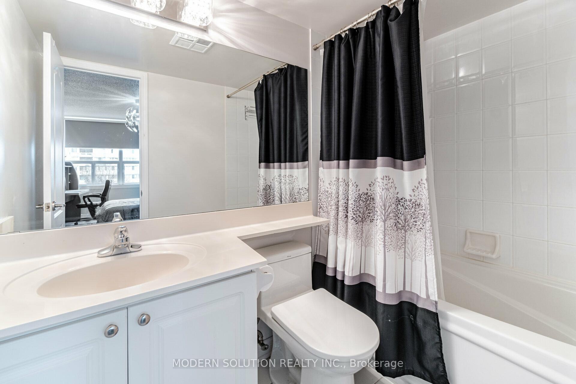 2 Bedrooms Condo at 1 Elm, Mississauga For sale