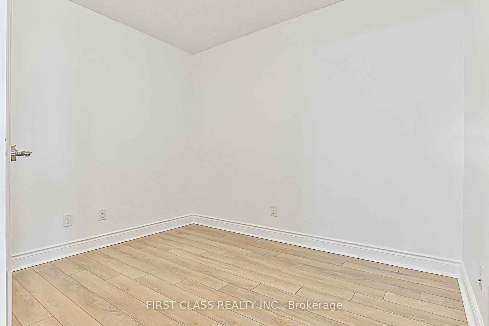 2 Bedrooms Condo at 15 Greenview,  Toronto For sale