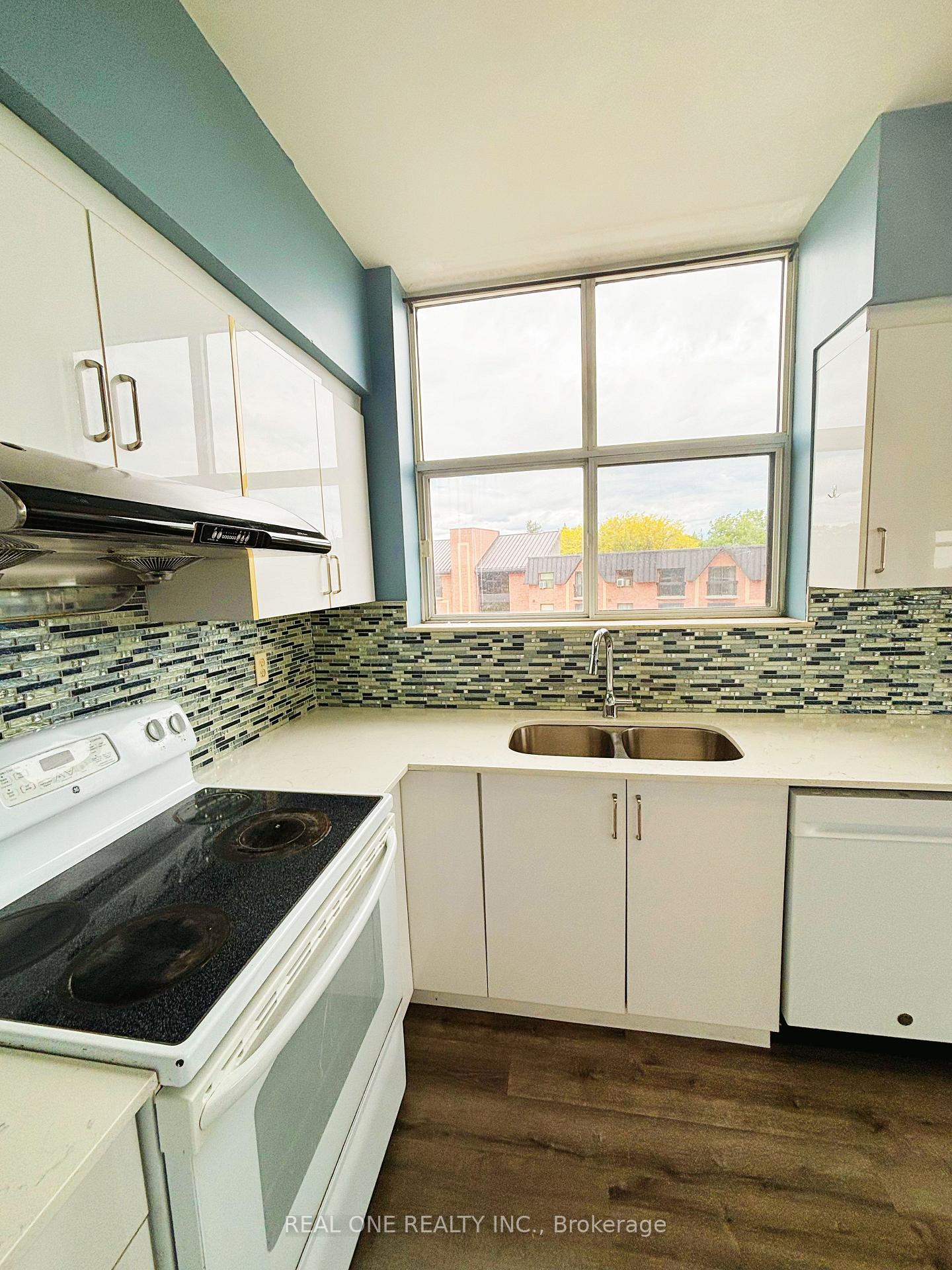 2 Bedrooms Condo at 2199 Sixth, Oakville For sale