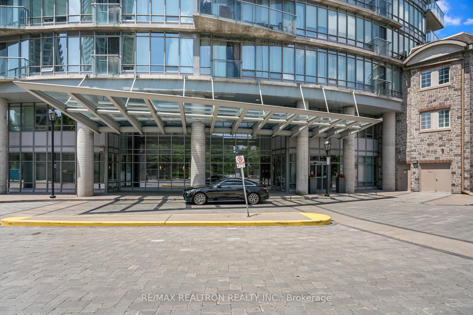2 Bedrooms Condo at 15 Windermere, Toronto For sale