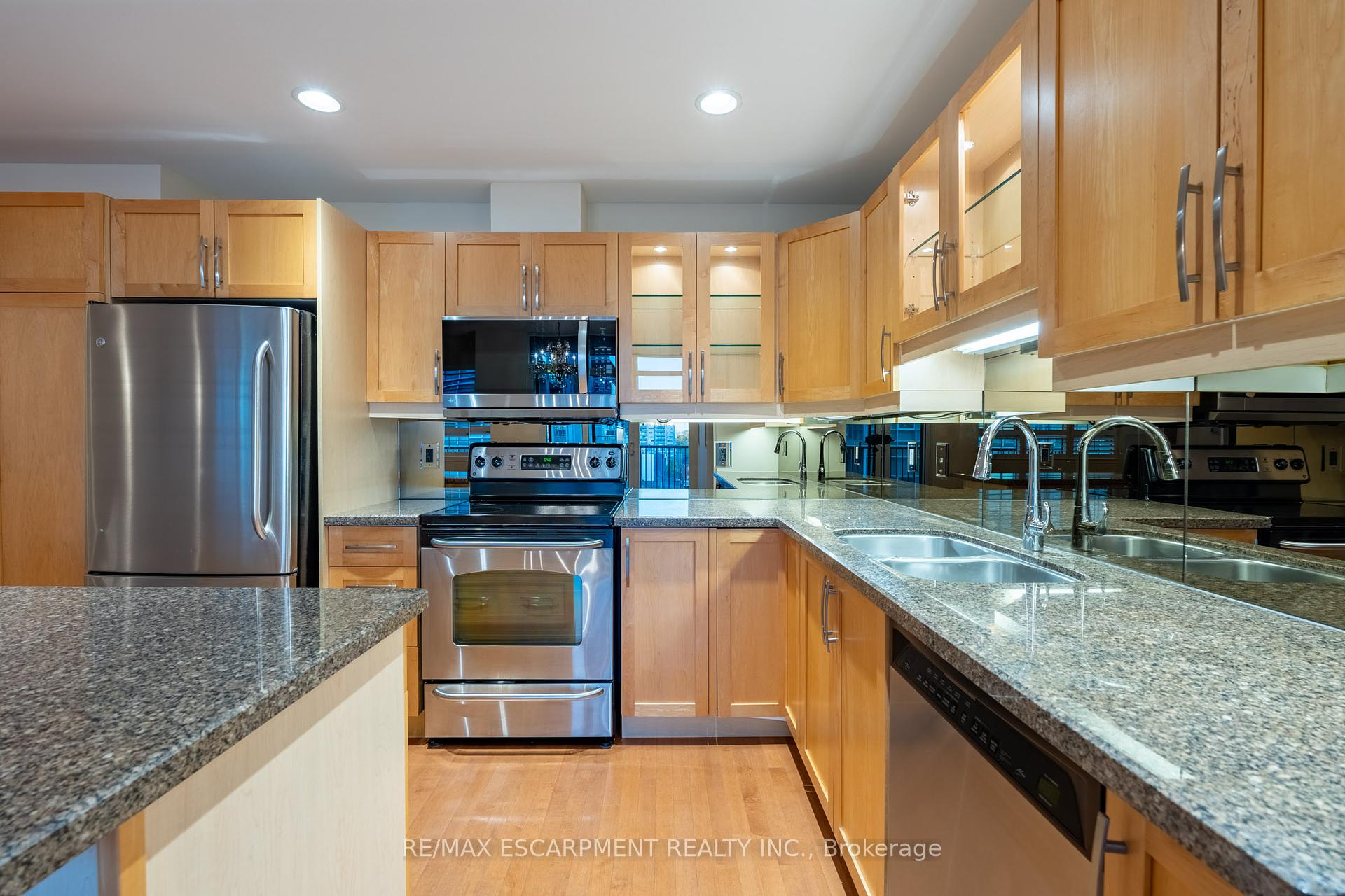 2 Bedrooms Condo at 399 Elizabeth, Burlington For sale