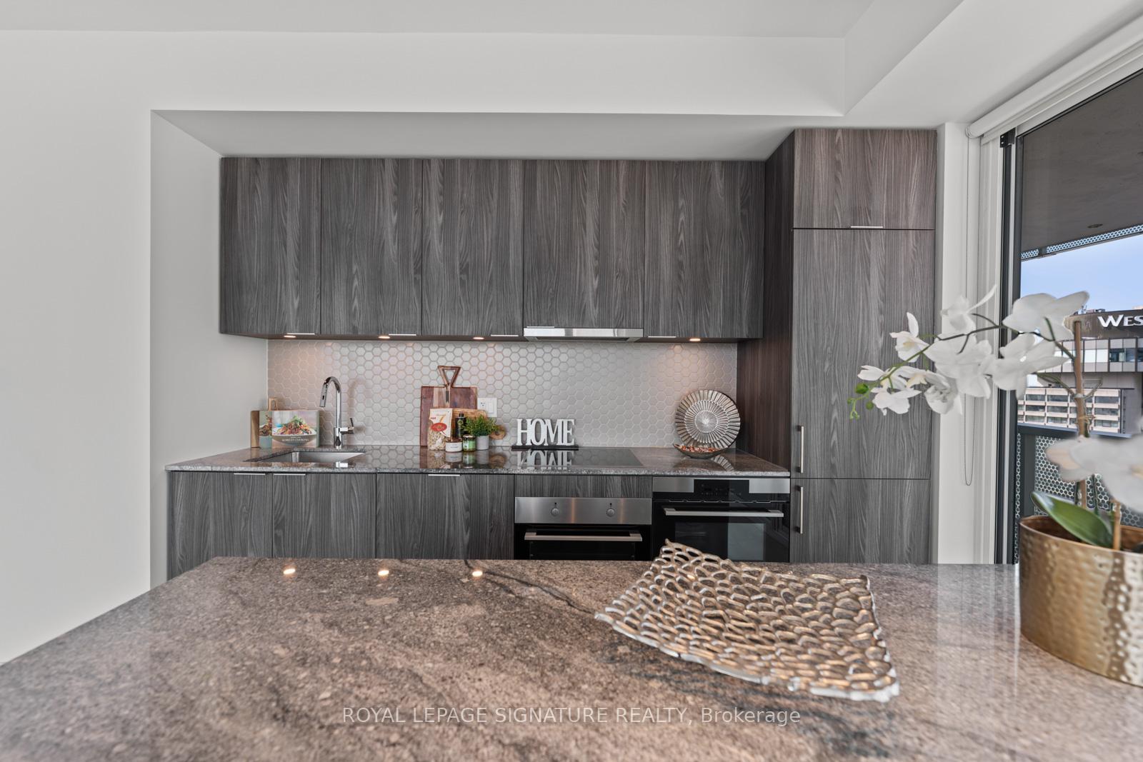 3 Bedrooms Condo at 15 Queens, Toronto For sale