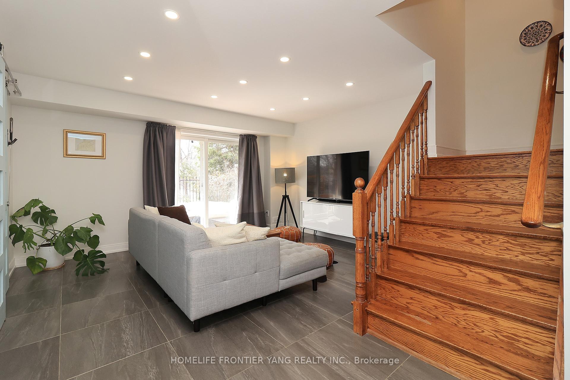 3 Bedrooms Condo at 581 Scarlett, Toronto For sale