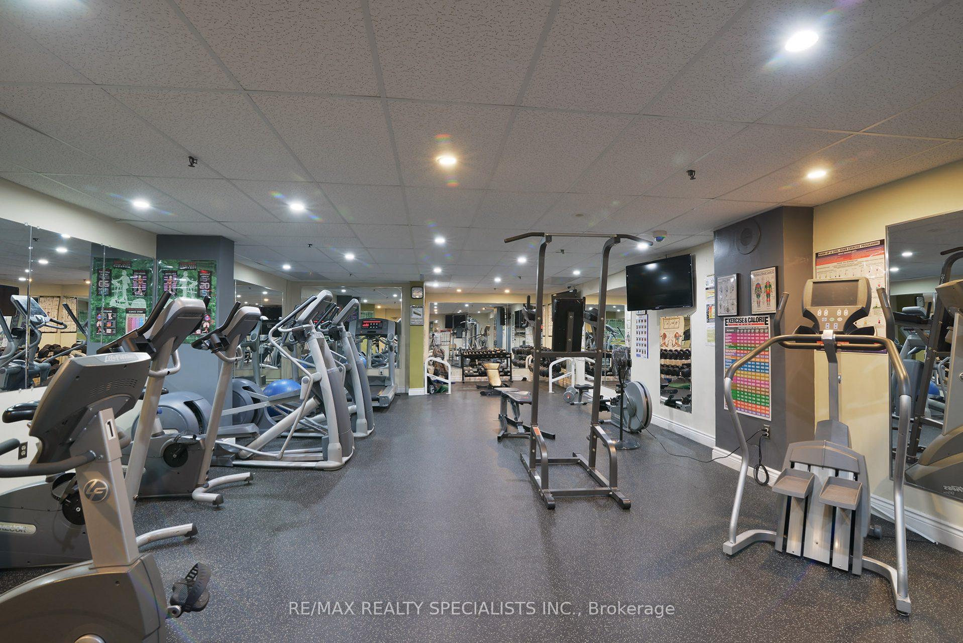 3 Bedrooms Condo at 2323 Confederation, Mississauga For sale