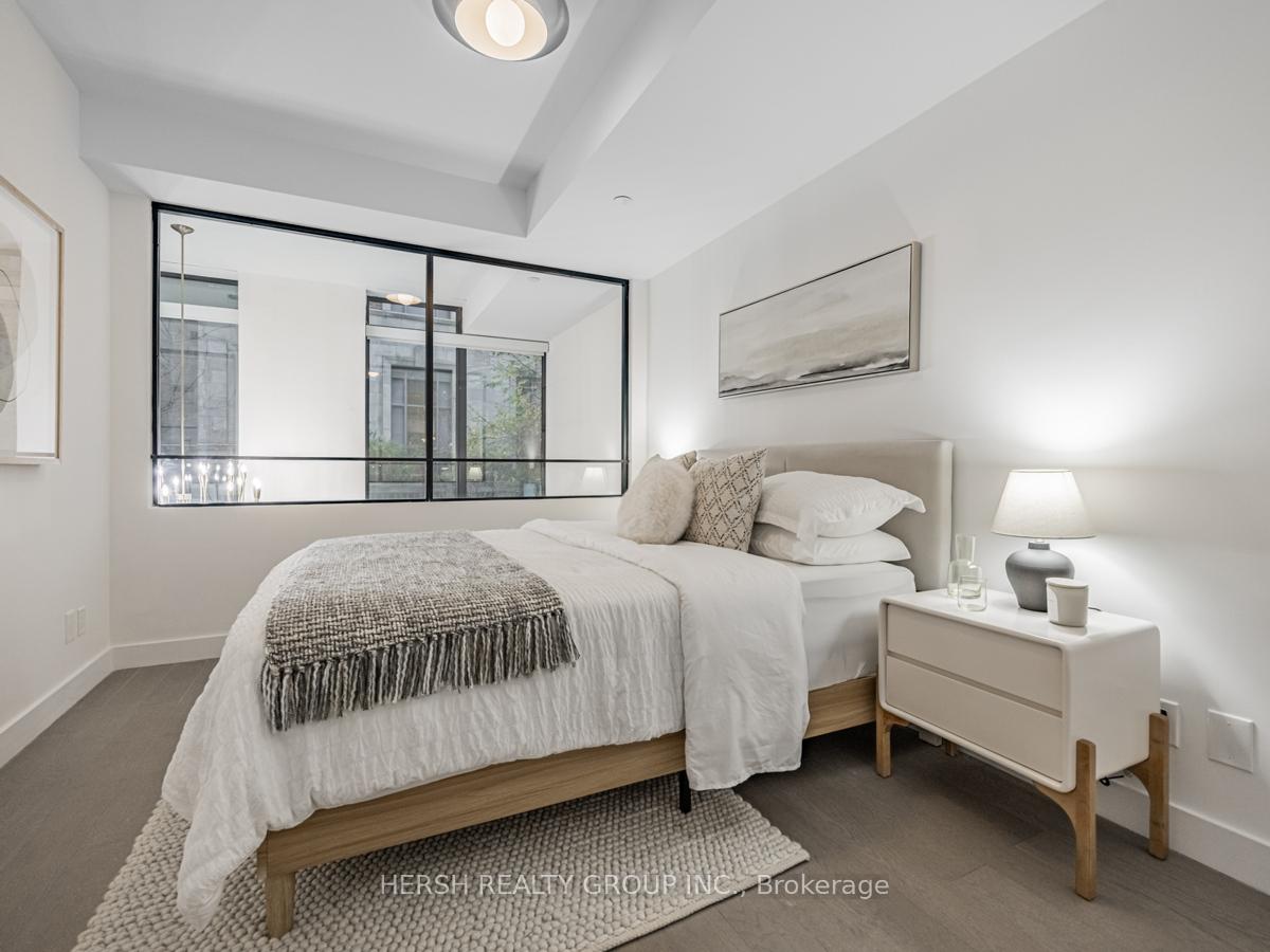 2 Bedrooms Condo at 160 Kingsway,  Toronto For sale