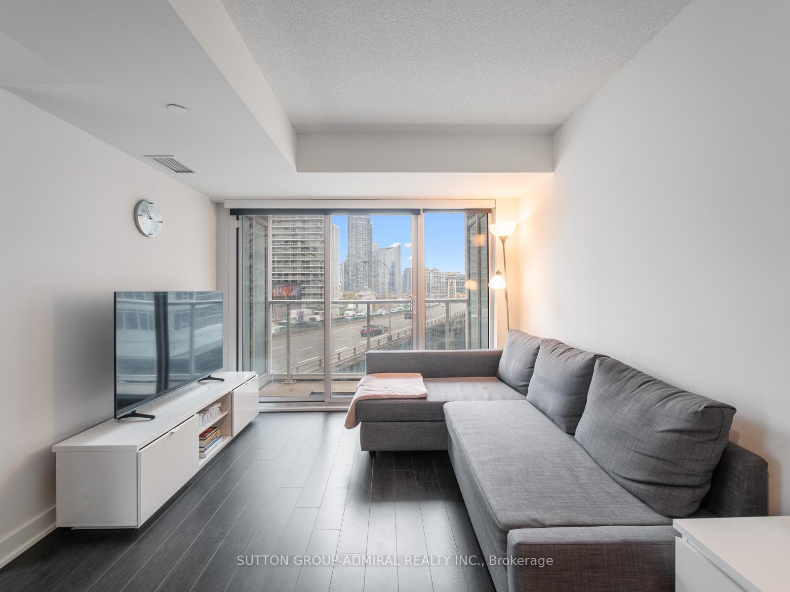 2 Bedrooms Condo at 19 Bathurst, Toronto For sale