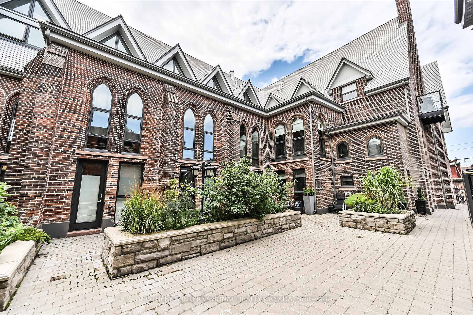 3 Bedrooms Condo at 40 Westmoreland, Toronto For sale