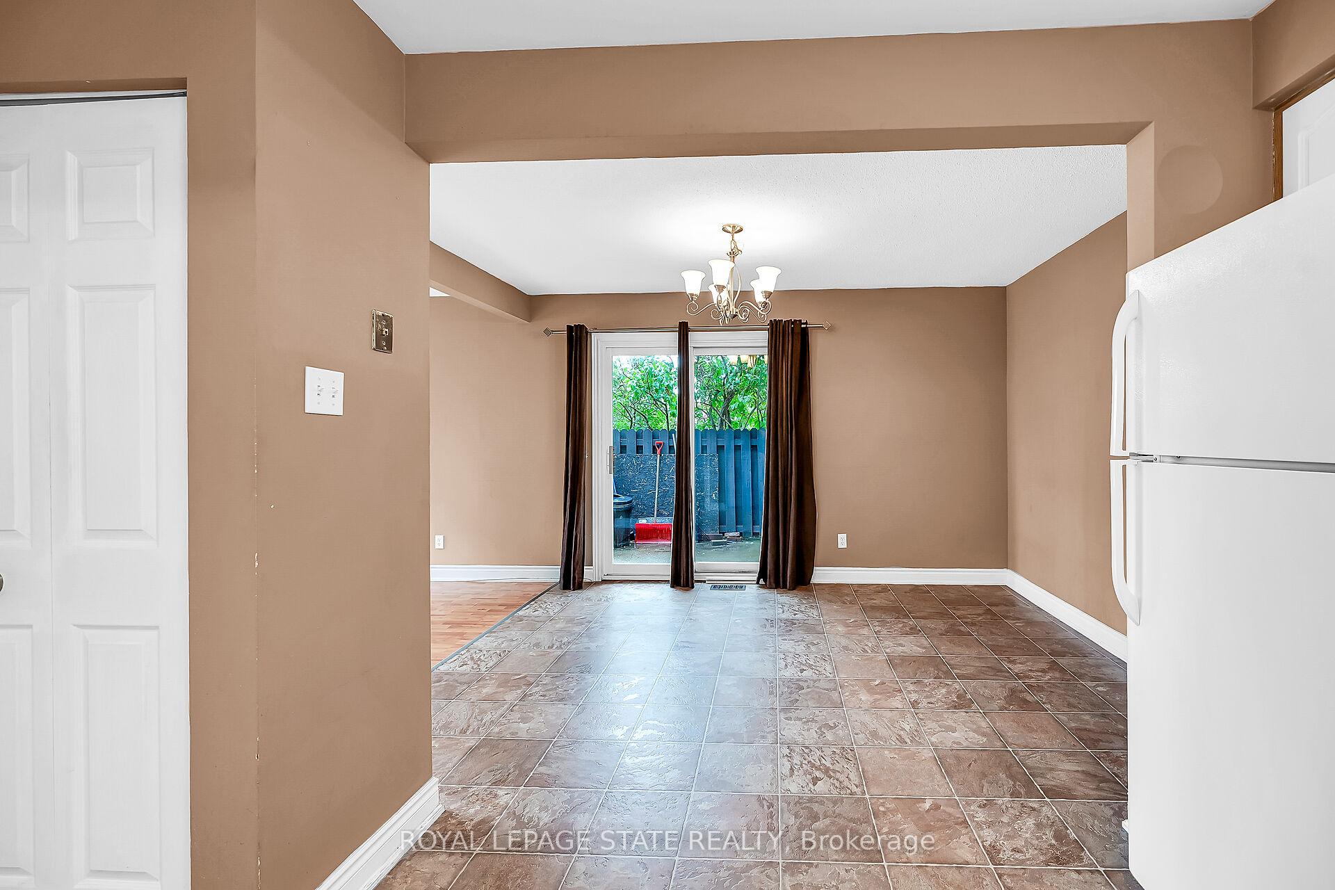 3 Bedrooms Condo at 977 Francis, Burlington For sale