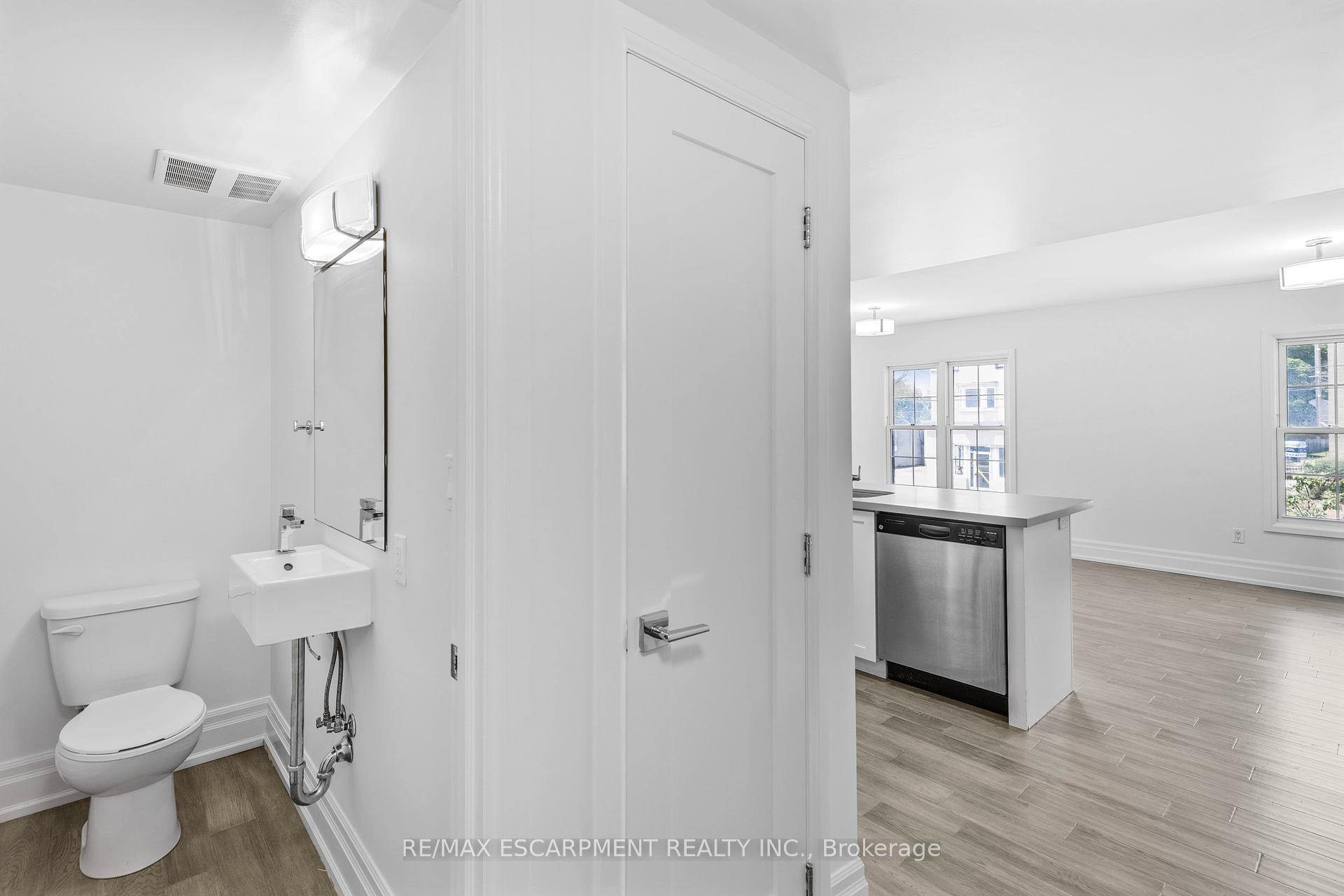 2 Bedrooms Condo at 760 Lakeshore, Mississauga For sale