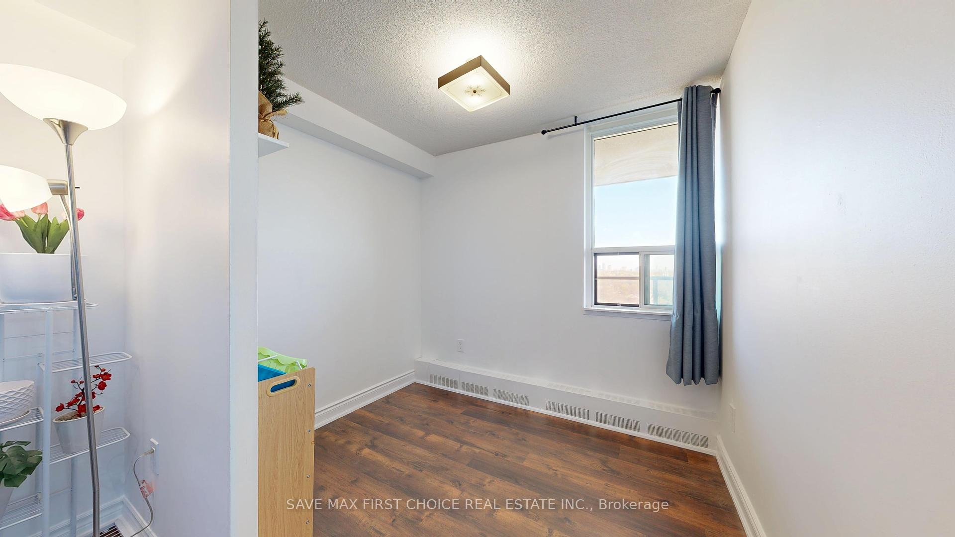 3 Bedrooms Condo at 15 Torrance, Toronto For sale