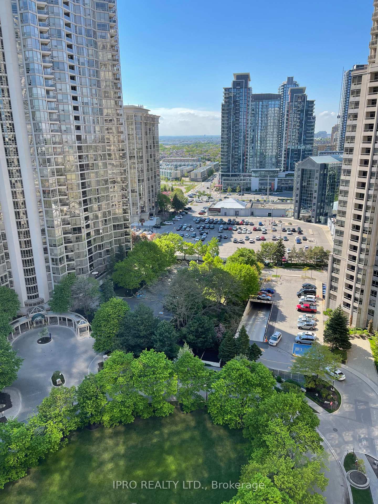 3 Bedrooms Condo at 25 Kingsbridge, Mississauga For sale