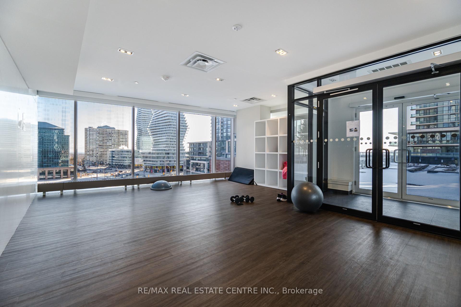 2 Bedrooms Condo at 4065 Confederation, Mississauga For sale