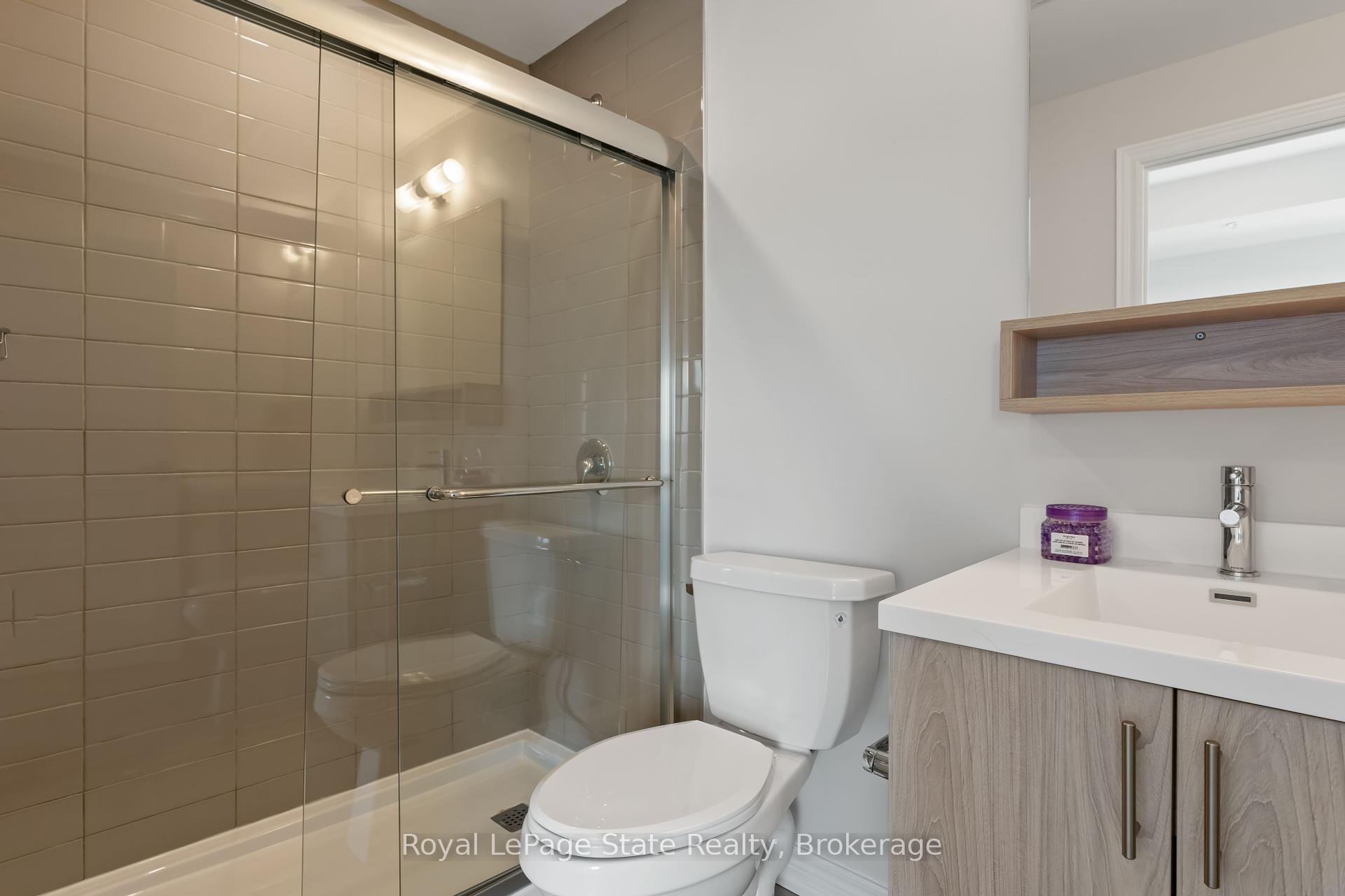 2 Bedrooms Condo at 121 8,  Hamilton For sale