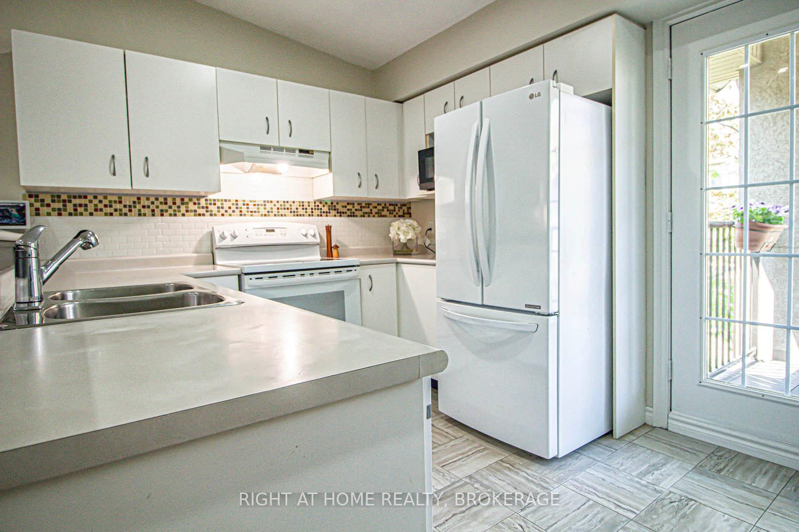 2 Bedrooms Condo at 1451 Walker’s, Burlington For sale
