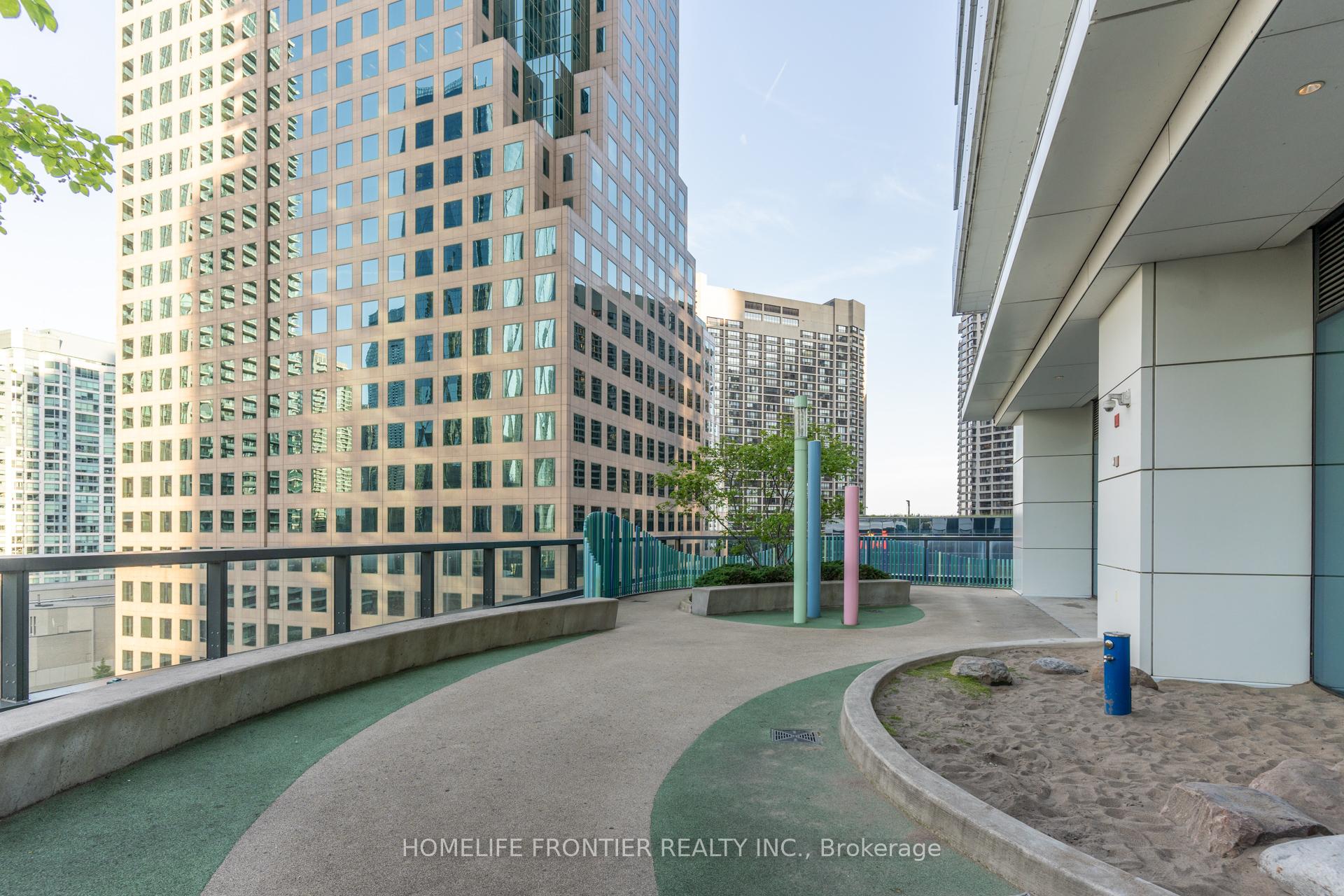 2 Bedrooms Condo at 88 Harbour, Toronto For sale