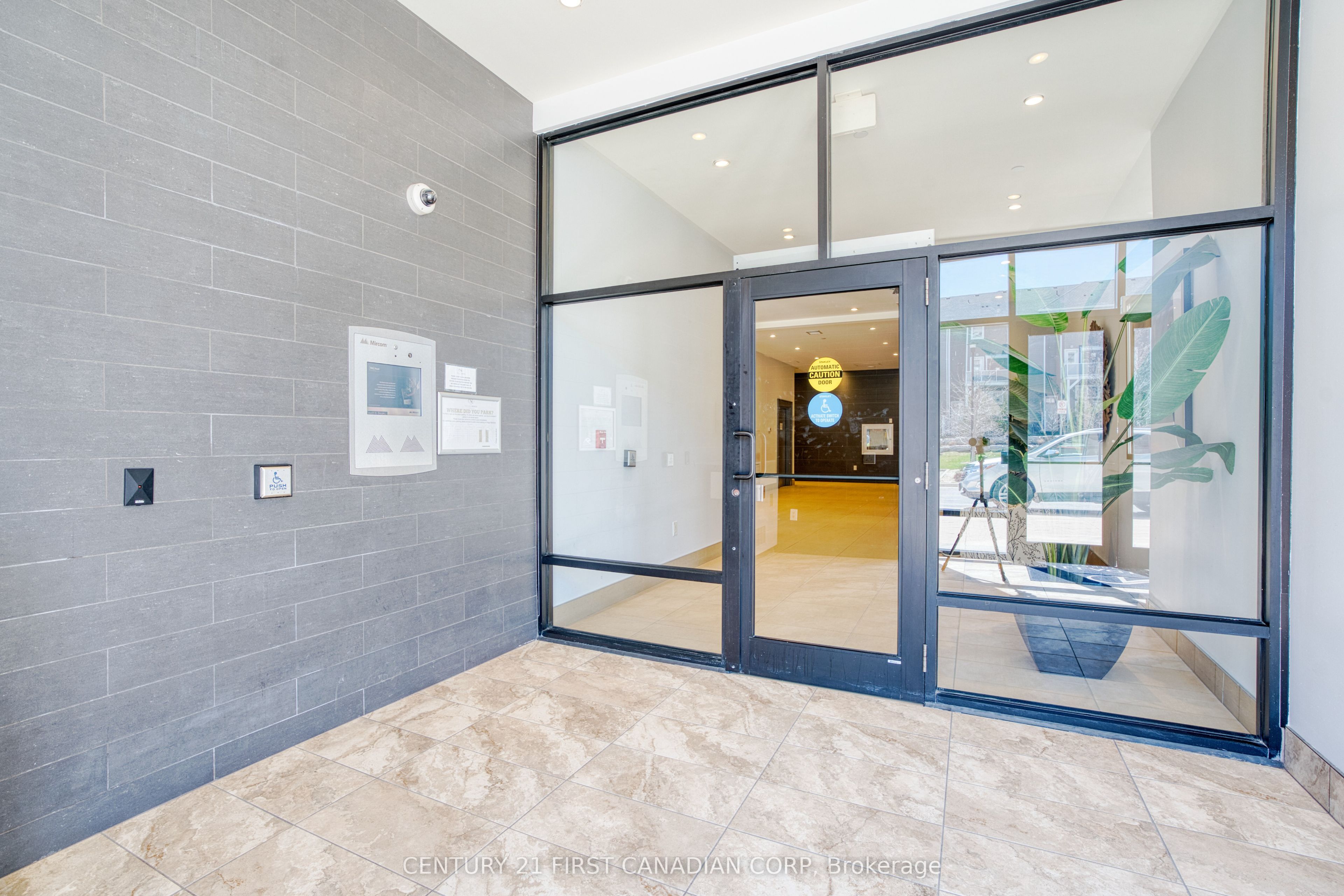 240 Villagewalk Boulevard, #812