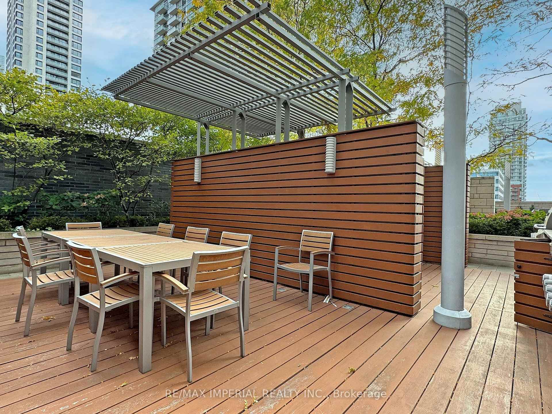 2 Bedrooms Condo at 25 Broadway, Toronto For sale