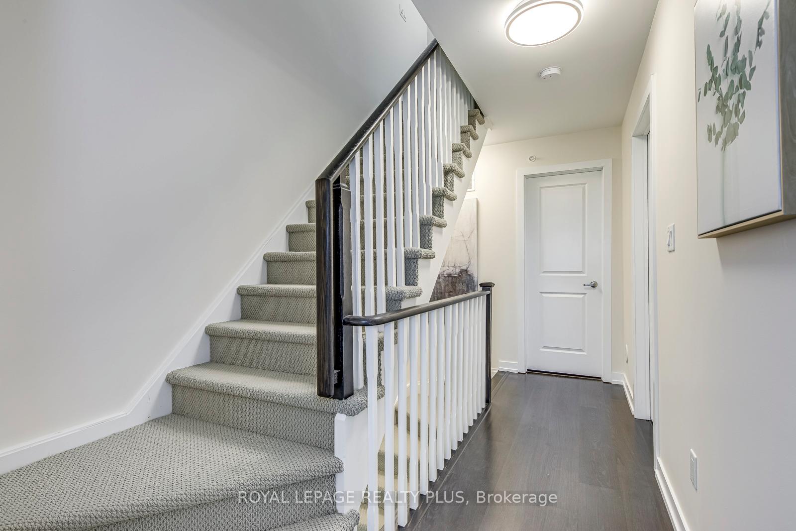 2 Bedrooms Condo at 10 Drummond, Toronto For sale