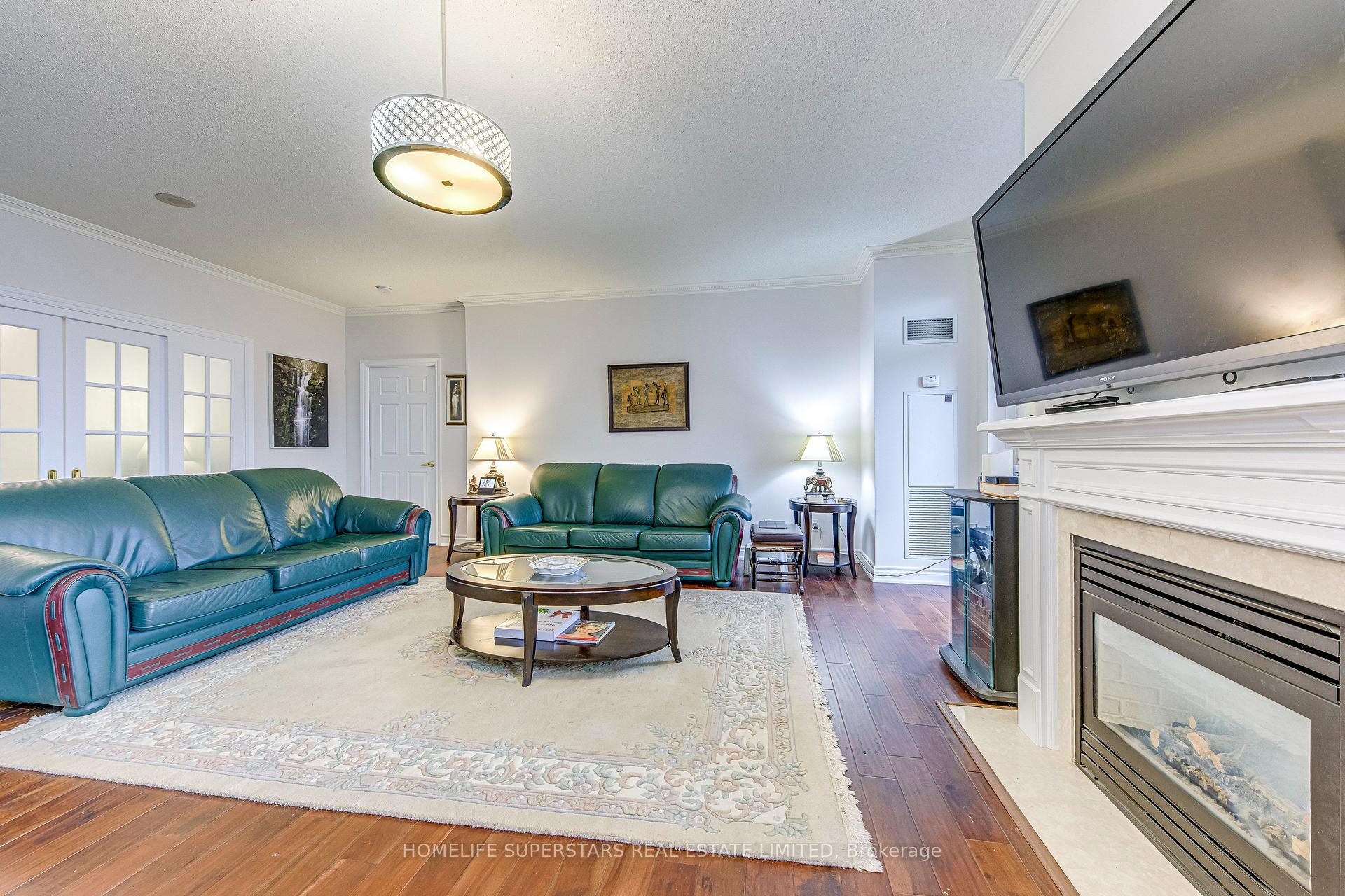 3 Bedrooms Condo at 25 Kingsbridge Garden, Mississauga For sale