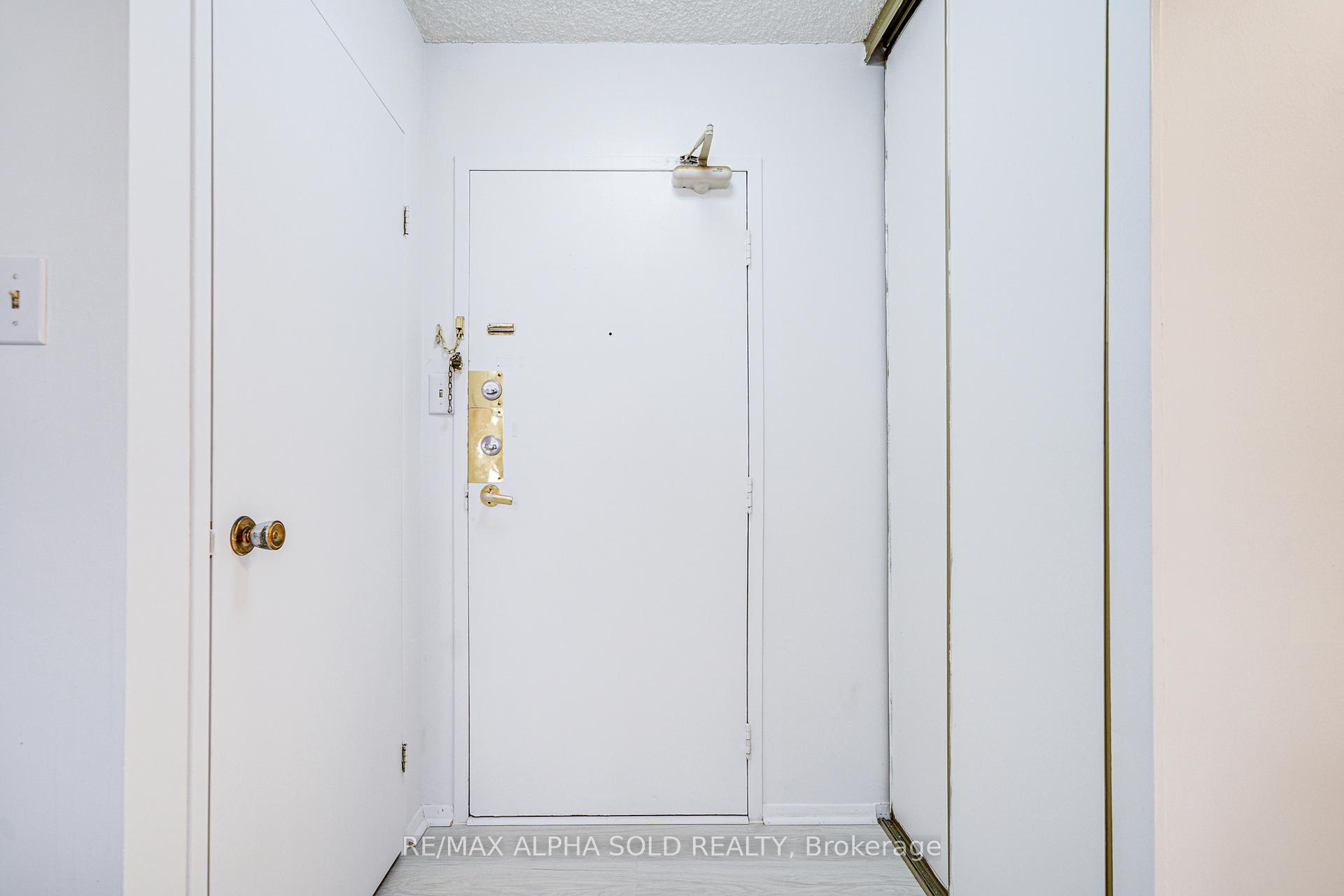 3 Bedrooms Condo at 100 Echo Point, Toronto For sale