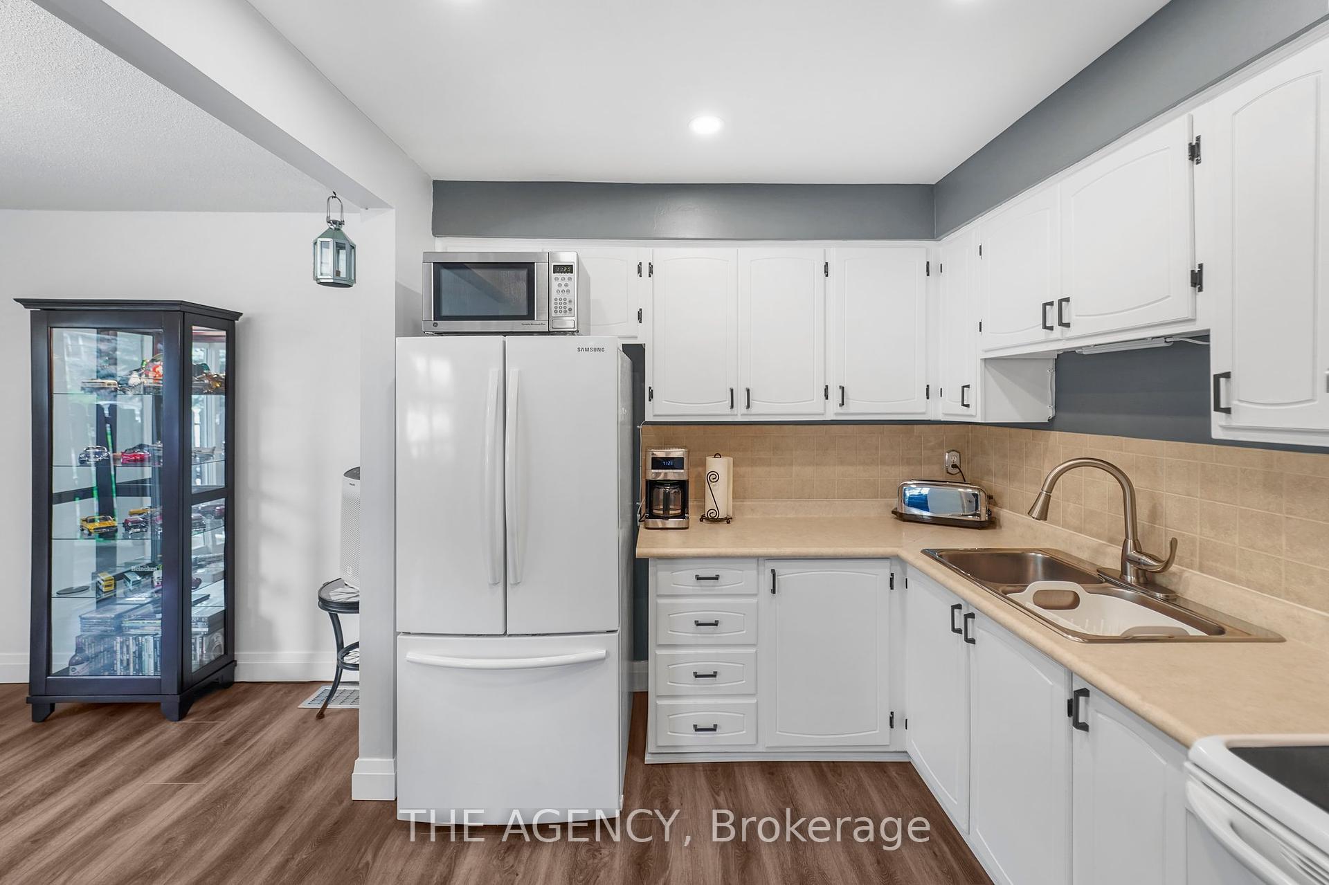 3 Bedrooms Condo at 965 Francis, Burlington For sale