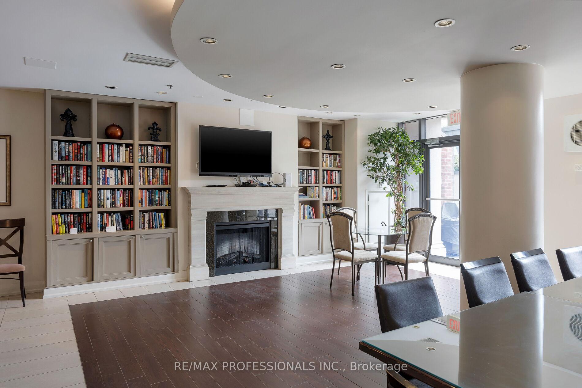 3 Bedrooms Condo at 9 Burnhamthorpe, Toronto For sale